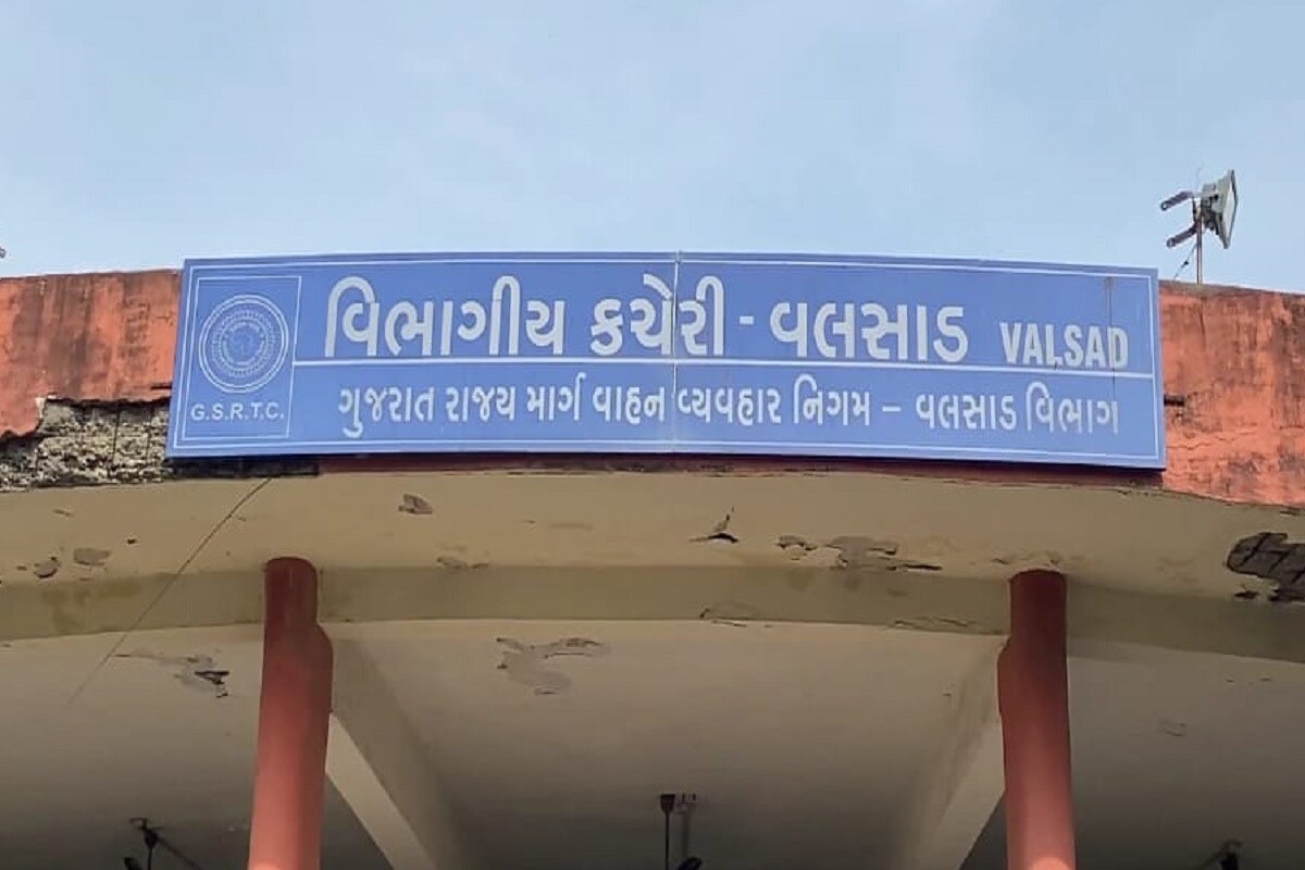 મહત્વપૂર્ણ છે કે આ અગાઉ પણ વલસાડ એસ.ટી વિભાગ માં મહિલા કર્મચારીઓએ ગંભીર આક્ષેપો સાથે ફરિયાદ કરી ચૂકી છે. પરંતુ તેમ છતાં મહિલા કર્મચારીઓની ફરિયાદને ગંભીરતાથી લેવામાં આવતી નથી. એવા સમયે હવે આ ગંભીર મામલામાં એક મહિલા કર્મચારી પોતાનો અવાજ ઉઠાવવા અને જવાબદાર અધિકારીઓના કાન ખોલવા માટે નિર્વસ્ત્ર હાલતમાં ઘરણા પ્રદર્શનની ચીમકી ઉચ્ચારતા હવે એસ.ટી વિભાગના ઉચ્ચ અધિકારીઓ પણ દોડતા થયા છે અને ફરિયાદી મહિલા કંડક્ટરની ફરિયાદ અંગે જરૂરી કાર્યવાહી હાથ ધરી છે. મહત્વપૂર્ણ છે કે આ અગાઉ પણ વલસાડ એસ.ટી વિભાગ માં મહિલા કર્મચારીઓએ ગંભીર આક્ષેપો સાથે ફરિયાદ કરી ચૂકી છે. પરંતુ તેમ છતાં મહિલા કર્મચારીઓની ફરિયાદને ગંભીરતાથી લેવામાં આવતી નથી. એવા સમયે હવે આ ગંભીર મામલામાં એક મહિલા કર્મચારી પોતાનો અવાજ ઉઠાવવા અને જવાબદાર અધિકારીઓના કાન ખોલવા માટે નિર્વસ્ત્ર હાલતમાં ઘરણા પ્રદર્શનની ચીમકી ઉચ્ચારતા હવે એસ.ટી વિભાગના ઉચ્ચ અધિકારીઓ પણ દોડતા થયા છે અને ફરિયાદી મહિલા કંડક્ટરની ફરિયાદ અંગે જરૂરી કાર્યવાહી હાથ ધરી છે.