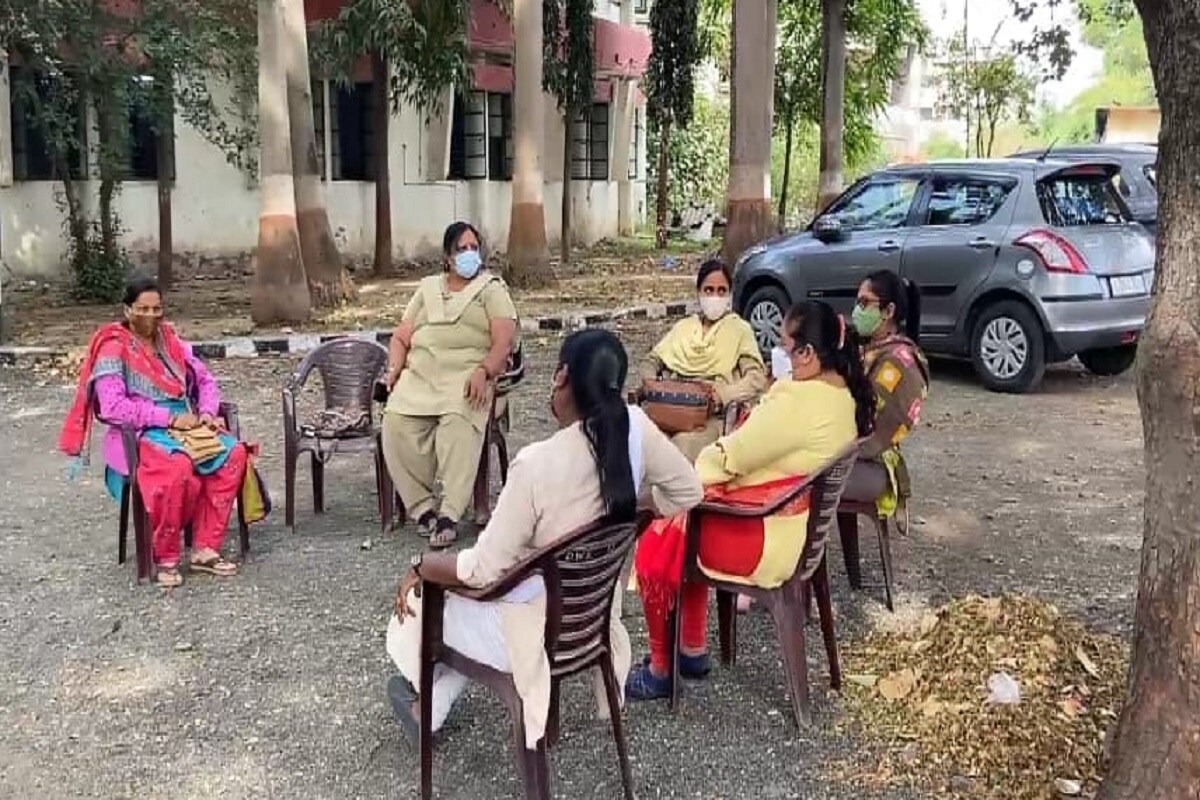 વલસાડ એસટી વિભાગના જવાબદાર અધિકારીઓએ આ બાબતે અંગે મહિલા કર્મચારીની ફરિયાદ મળી હોવાનો સ્વીકાર કર્યા છે. પરંતુ ફરિયાદ વખતે ફરિયાદી મહિલા કંડકટરે કોઈ આધાર પુરાવા રજુ કર્યા ના હોવાથી આ બાબતે આરોપી એસટી કર્મચારી વિરુદ્ધ કોઇ કાર્યવાહી કરવામાં નહીં આવી હોવાનું અધિકારીઓ રટણ કરી રહ્યા છે વલસાડ એસટી વિભાગના જવાબદાર અધિકારીઓએ આ બાબતે અંગે મહિલા કર્મચારીની ફરિયાદ મળી હોવાનો સ્વીકાર કર્યા છે. પરંતુ ફરિયાદ વખતે ફરિયાદી મહિલા કંડકટરે કોઈ આધાર પુરાવા રજુ કર્યા ના હોવાથી આ બાબતે આરોપી એસટી કર્મચારી વિરુદ્ધ કોઇ કાર્યવાહી કરવામાં નહીં આવી હોવાનું અધિકારીઓ રટણ કરી રહ્યા છે