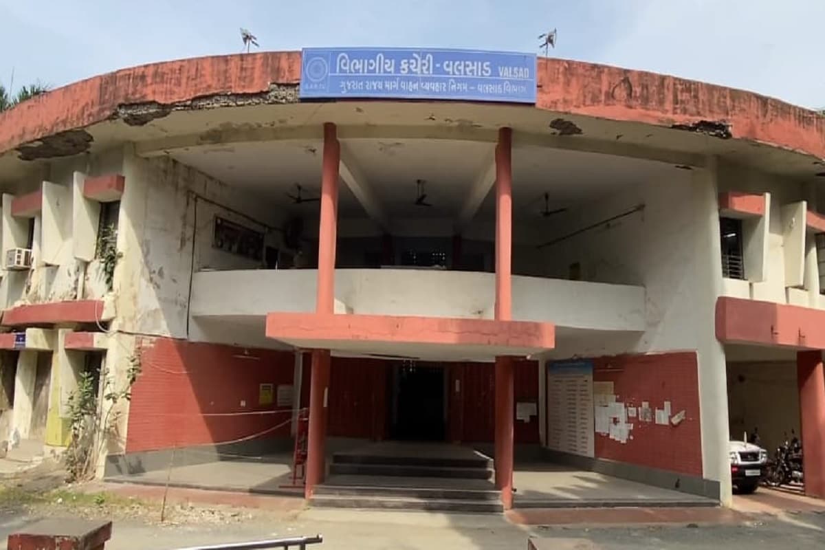 ભરતસિંહ વાઢેર, વલસાડ : વલસાડની એસ.ટી વિભાગીય કચેરી પર એક મહિલા કંડકટરે નિર્વસ્ત્ર થઇ અને ધરણા પ્રદર્શનની ચીમકી આપતા એસટી વિભાગની સાથે પોલીસ પણ દોડતી થઇ ગઇ હતી. આજે આખો દિવસ વિભાગીય કચેરી પર પોલીસનો પહેરો ગોઠવવી દેવામાં આવ્યો હતો. મહત્વપૂર્ણ છે કે વલસાડ એસટી વિભાગના કાર્યક્ષેત્રમાં આવતી બીલીમોરા બસ ડેપોમાં મહિલા કંડકટર તરીકે ફરજ બજાવતી એક મહિલા કંડકટર કર્મચારીએ વલસાડમાં આવેલી એસટી વિભાગની વિભાગીય કચેરીમાં એક ફરિયાદ કરી હતી. જે ફરિયાદમાં તેઓએ બીલીમોરા ડેપોમાં ફરજ બજાવતા એક કંડક્ટરે તેમને ગંભીર ધમકીઓ આપી હોવાના આક્ષેપ કર્યા હતા અને આરોપી કંડકટર વિરુદ્ધ કાર્યવાહી કરવાની માંગ સાથે ફરિયાદ કરી હતી. આમ પોતાના સાથી કર્મચારી અંગે બીલીમોરાની મહિલા કંડકટરે તેમની ફરિયાદ વલસાડ એસ ટી ડિવિઝનની કચેરીમાં કરી હતી. જોકે સમય વીત્યા બાદ પણ ફરિયાદી મહિલા કંડકટરના આક્ષેપો અંગે કોઈ તપાસ કે ફરિયાદ બાદ પણ આરોપી કંડકટર વિરુદ્ધ કોઈ કાર્યવાહી નહી કરવામાં આવતા આખરે તેણે કંટાળી વલસાડ એસ.ટી વિભાગની વિભાગીય કચેરી પર આજે નિર્વસ્ત્ર થઇ અને ધરણા પ્રદર્શન કરવાની ચીમકી ઉચ્ચારી હતી. ભરતસિંહ વાઢેર, વલસાડ : વલસાડની એસ.ટી વિભાગીય કચેરી પર એક મહિલા કંડકટરે નિર્વસ્ત્ર થઇ અને ધરણા પ્રદર્શનની ચીમકી આપતા એસટી વિભાગની સાથે પોલીસ પણ દોડતી થઇ ગઇ હતી. આજે આખો દિવસ વિભાગીય કચેરી પર પોલીસનો પહેરો ગોઠવવી દેવામાં આવ્યો હતો. મહત્વપૂર્ણ છે કે વલસાડ એસટી વિભાગના કાર્યક્ષેત્રમાં આવતી બીલીમોરા બસ ડેપોમાં મહિલા કંડકટર તરીકે ફરજ બજાવતી એક મહિલા કંડકટર કર્મચારીએ વલસાડમાં આવેલી એસટી વિભાગની વિભાગીય કચેરીમાં એક ફરિયાદ કરી હતી. જે ફરિયાદમાં તેઓએ બીલીમોરા ડેપોમાં ફરજ બજાવતા એક કંડક્ટરે તેમને ગંભીર ધમકીઓ આપી હોવાના આક્ષેપ કર્યા હતા અને આરોપી કંડકટર વિરુદ્ધ કાર્યવાહી કરવાની માંગ સાથે ફરિયાદ કરી હતી. આમ પોતાના સાથી કર્મચારી અંગે બીલીમોરાની મહિલા કંડકટરે તેમની ફરિયાદ વલસાડ એસ ટી ડિવિઝનની કચેરીમાં કરી હતી. જોકે સમય વીત્યા બાદ પણ ફરિયાદી મહિલા કંડકટરના આક્ષેપો અંગે કોઈ તપાસ કે ફરિયાદ બાદ પણ આરોપી કંડકટર વિરુદ્ધ કોઈ કાર્યવાહી નહી કરવામાં આવતા આખરે તેણે કંટાળી વલસાડ એસ.ટી વિભાગની વિભાગીય કચેરી પર આજે નિર્વસ્ત્ર થઇ અને ધરણા પ્રદર્શન કરવાની ચીમકી ઉચ્ચારી હતી.