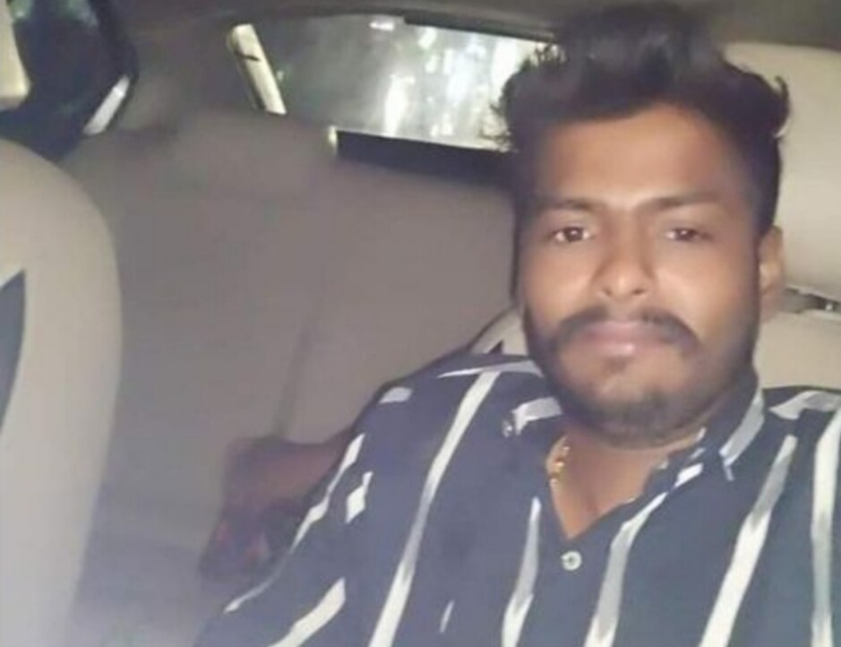 સુરત: શહેરમાં હત્યા (Surat Murder Case)નો સિલસિલો યથાવત રહ્યો છે. એટલું જ નહીં, કર્ફ્યૂ (Surat night curfew)ના સમયમાં લોકોને ઘરથી બહાર નીકળવાની મનાઈ છે ત્યારે પણ એક યુવકની ચપ્પુના ઘા ઝીંકીને હત્યા કરી દેવામાં આવતા ચકચાર મચી જવા પામી છે. જેની હત્યા કરવામાં આવી તે રાજા નામનો શખ્સો દારૂ (Liquor) અને ગાંજાના વેપાર સાથે સંકળાયેલો હોવાનું કહેવામાં આવી રહ્યું છે. શહેરના કતારગામના ફુલપાડા (Katargam Fulpada) વિસ્તારમાં આ બનાવ બન્યો હતો. ચારથી પાંચ લોકોએ ચપ્પુના ઘા ઝીંકીને રાજાને પતાવી દીધી હતો. મૃતકના આખા પરિવારને 15 દિવસ પહેલા મોતની ધમકી મળી હતી. જે સંદર્ભે પોલીસને કરેલી અરજીનો જવાબ લખાવીને યુવક પરત આવ્યો તે રાત્રે જ તેની હત્યા થઈ ગઈ છે. સુરત: શહેરમાં હત્યા (Surat Murder Case)નો સિલસિલો યથાવત રહ્યો છે. એટલું જ નહીં, કર્ફ્યૂ (Surat night curfew)ના સમયમાં લોકોને ઘરથી બહાર નીકળવાની મનાઈ છે ત્યારે પણ એક યુવકની ચપ્પુના ઘા ઝીંકીને હત્યા કરી દેવામાં આવતા ચકચાર મચી જવા પામી છે. જેની હત્યા કરવામાં આવી તે રાજા નામનો શખ્સો દારૂ (Liquor) અને ગાંજાના વેપાર સાથે સંકળાયેલો હોવાનું કહેવામાં આવી રહ્યું છે. શહેરના કતારગામના ફુલપાડા (Katargam Fulpada) વિસ્તારમાં આ બનાવ બન્યો હતો. ચારથી પાંચ લોકોએ ચપ્પુના ઘા ઝીંકીને રાજાને પતાવી દીધી હતો. મૃતકના આખા પરિવારને 15 દિવસ પહેલા મોતની ધમકી મળી હતી. જે સંદર્ભે પોલીસને કરેલી અરજીનો જવાબ લખાવીને યુવક પરત આવ્યો તે રાત્રે જ તેની હત્યા થઈ ગઈ છે.