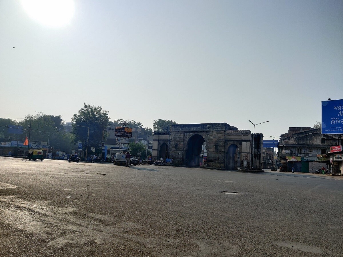 શહેરમાં સામાન્ય રીતે જે રસ્તાઓ પર લોકોની ભીડ સવારથી સાંજ સુધી દેખાતી હતી તે રસ્તાઓ સાવ સૂમસામ બન્યા હતા. શહેરના એસજી હાઈવે, આશ્રમ રોડ, લાલ દરવાજા, કાલુપુર, બાપુનગર, નરોડા, સરખેજ, રિંગ રોડ, નેશનલ હાઈવેને કનેક્ટેડ રોડ, શાહપુર, અસારવા, સાબરમતી, ચાંદખેડા એમ તમામ જગ્યાએ પોલીસનો ચૂસ્ત બંદોબસ્ત ગઇકાલે હતો અને આજે પણ હશે શહેરમાં સામાન્ય રીતે જે રસ્તાઓ પર લોકોની ભીડ સવારથી સાંજ સુધી દેખાતી હતી તે રસ્તાઓ સાવ સૂમસામ બન્યા હતા. શહેરના એસજી હાઈવે, આશ્રમ રોડ, લાલ દરવાજા, કાલુપુર, બાપુનગર, નરોડા, સરખેજ, રિંગ રોડ, નેશનલ હાઈવેને કનેક્ટેડ રોડ, શાહપુર, અસારવા, સાબરમતી, ચાંદખેડા એમ તમામ જગ્યાએ પોલીસનો ચૂસ્ત બંદોબસ્ત ગઇકાલે હતો અને આજે પણ હશે