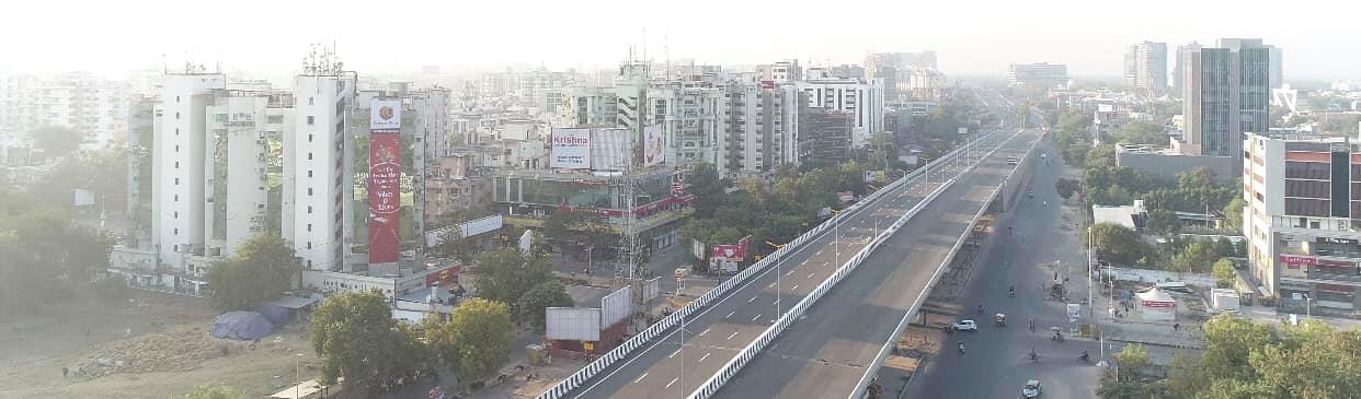 કેન્દ્રીય ગૃહ મંત્રી અમિત શાહે આ કાર્યક્રમમાં બન્ને ફ્લાય ઓવરનું ઉદ્ઘાટન કરતા જણાવ્યું કે, આગામી સમયમાં સરખેજથી ચિલોડા સુધી ટ્રાફિક જંકશન વગર સીધા જ પહોંચી શકાય તેવો માર્ગ તૈયાર થવા જઈ રહ્યો છે. ભારતભરમાં 50 કિલોમીટરના રસ્તા પર ક્યાંય પણ ટ્રાફિક જંકશન ના આવે એવી જગ્યા ઓછી હશે, કદાચ નોઈડા પછી પહેલીવાર દેશભરની અંદર આ વ્યવસ્થા આપણા ગુજરાતમાં ઉભી થવા જઈ રહી છે. ગુજરાતનો વિકાસ વડાપ્રધાન નરેન્દ્ર મોદી જ્યારે મુખ્યમંત્રી હતા ત્યારથી શરૂ થયો છે જેને વર્તમાન મુખ્યમંત્રી વિજયભાઈ અને નાયબ મુખ્યમંત્રી નીતિનભાઈ સારી રીતે આગળ વધારી રહ્યા છે જે સારી બાબત છે. કેન્દ્રીય ગૃહ મંત્રી અમિત શાહે આ કાર્યક્રમમાં બન્ને ફ્લાય ઓવરનું ઉદ્ઘાટન કરતા જણાવ્યું કે, આગામી સમયમાં સરખેજથી ચિલોડા સુધી ટ્રાફિક જંકશન વગર સીધા જ પહોંચી શકાય તેવો માર્ગ તૈયાર થવા જઈ રહ્યો છે. ભારતભરમાં 50 કિલોમીટરના રસ્તા પર ક્યાંય પણ ટ્રાફિક જંકશન ના આવે એવી જગ્યા ઓછી હશે, કદાચ નોઈડા પછી પહેલીવાર દેશભરની અંદર આ વ્યવસ્થા આપણા ગુજરાતમાં ઉભી થવા જઈ રહી છે. ગુજરાતનો વિકાસ વડાપ્રધાન નરેન્દ્ર મોદી જ્યારે મુખ્યમંત્રી હતા ત્યારથી શરૂ થયો છે જેને વર્તમાન મુખ્યમંત્રી વિજયભાઈ અને નાયબ મુખ્યમંત્રી નીતિનભાઈ સારી રીતે આગળ વધારી રહ્યા છે જે સારી બાબત છે.