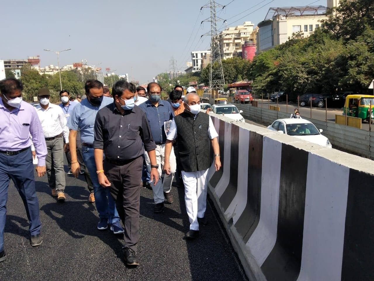 નીતિન પટેલે વધુમાં જણાવ્યું કે, સરખેજ- ગાંધીનગર ( એસ.જી. ) હાઈવે પર ઉતરોતર વધતા જતા ટ્રાફિકને હળવો કરવાના ભાગરૂપે નેશનલ હાઇવે 147 પર સરખેજ – ગાંધીનગર – ચિલોડા ના કુલ 44 કિ.મી.ના માર્ગને 4 લેન માંથી 6 લેનમા રૂપાંતરિત કરવાના તથા આ માર્ગ પર આવતા ચાર રસ્તાઓ પર અગિયાર જેટલા ફ્લાય ઓવર બનાવવાની કામગીરી કેન્દ્ર અને રાજ્ય સરકારના માર્ગ અને મકાન વિભાગ દ્વારા હાથ ધરવામાં આવી રહી છે. નીતિન પટેલે વધુમાં જણાવ્યું કે, સરખેજ- ગાંધીનગર ( એસ.જી. ) હાઈવે પર ઉતરોતર વધતા જતા ટ્રાફિકને હળવો કરવાના ભાગરૂપે નેશનલ હાઇવે 147 પર સરખેજ – ગાંધીનગર – ચિલોડા ના કુલ 44 કિ.મી.ના માર્ગને 4 લેન માંથી 6 લેનમા રૂપાંતરિત કરવાના તથા આ માર્ગ પર આવતા ચાર રસ્તાઓ પર અગિયાર જેટલા ફ્લાય ઓવર બનાવવાની કામગીરી કેન્દ્ર અને રાજ્ય સરકારના માર્ગ અને મકાન વિભાગ દ્વારા હાથ ધરવામાં આવી રહી છે.
