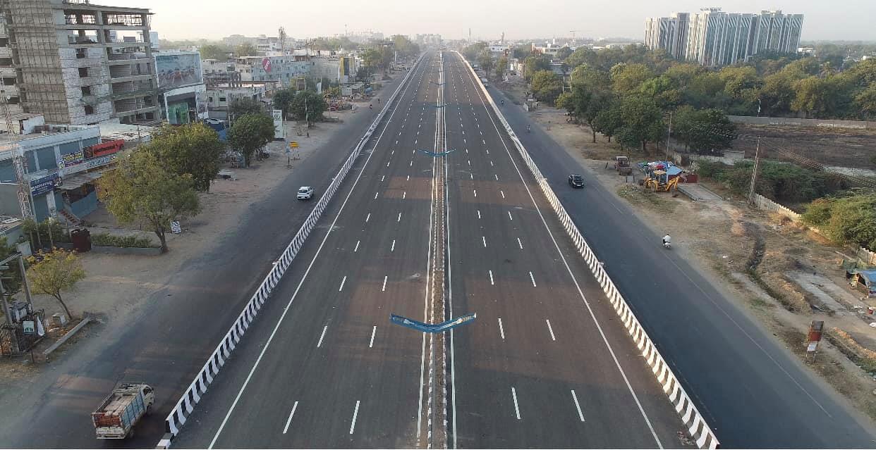 આ દરમિયાન નાયબ મુખ્યમંત્રી નીતિન પટેલે કહ્યુ કે, આવનારા દિવસોમાં ગુજરાત સંપૂર્ણ રેલવે ફાટક મુક્ત રાજ્ય બનશે. રેલવે ફાટકો પર ઓવરબ્રિજ બનાવવા 3,400 કરોડ રૂપિયાના ખર્ચે 68 ઓવરબ્રિજનું કામ મંજૂર કર્યુ છે. 72 ફાટકો પર ઓવરબ્રિજ બનાવવાનું કામ 3,000 કરોડ રૂપિયાના ખર્ચે ચાલુ છે. આ દરમિયાન નાયબ મુખ્યમંત્રી નીતિન પટેલે કહ્યુ કે, આવનારા દિવસોમાં ગુજરાત સંપૂર્ણ રેલવે ફાટક મુક્ત રાજ્ય બનશે. રેલવે ફાટકો પર ઓવરબ્રિજ બનાવવા 3,400 કરોડ રૂપિયાના ખર્ચે 68 ઓવરબ્રિજનું કામ મંજૂર કર્યુ છે. 72 ફાટકો પર ઓવરબ્રિજ બનાવવાનું કામ 3,000 કરોડ રૂપિયાના ખર્ચે ચાલુ છે.