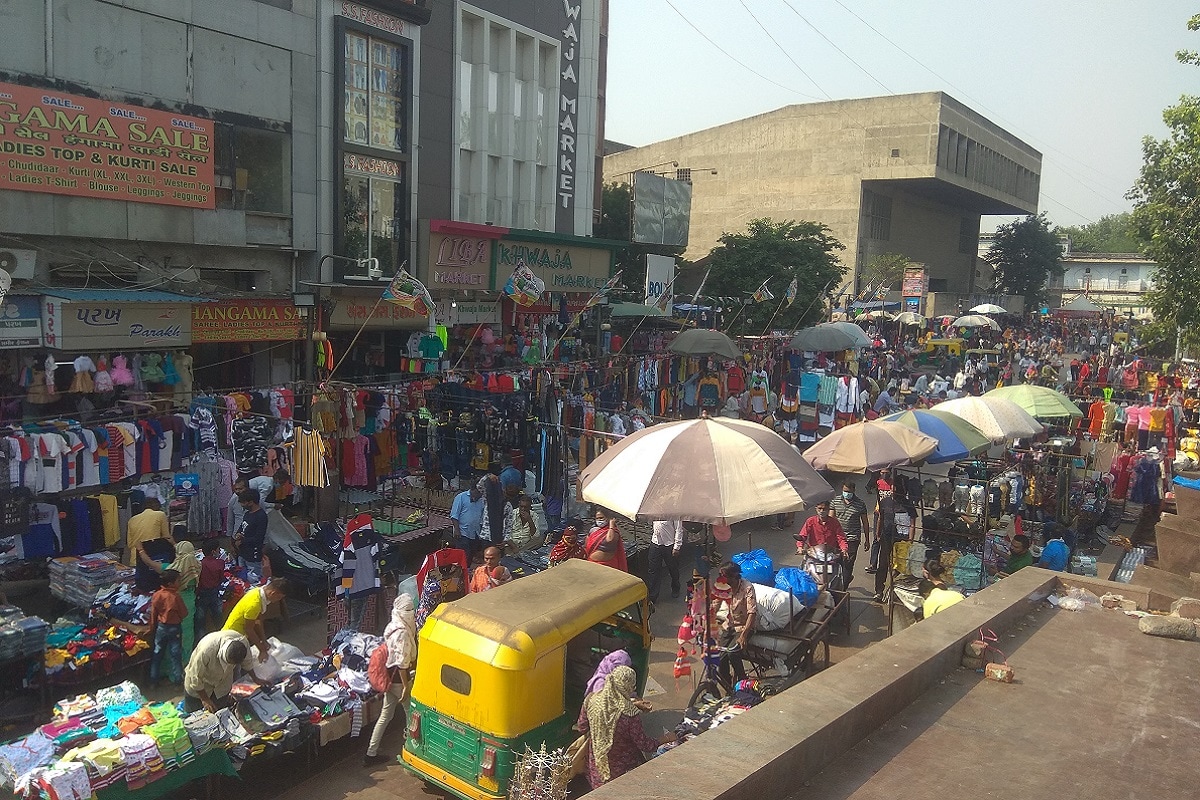જોકે હાલ પણ 95 જેટલા પોલીસ કર્મચારીઓ કોરોનાગ્રસ્ત છે. પોલીસ અધિકારીઓ દ્વારા એક એવો પણ નિર્ણય લેવામાં આવ્યો છે કે હવે કોર્પોરેશન સાથે મળી તમામ પોલીસ કર્મચારીઓનો કોરોના ટેસ્ટ કરવામાં આવશે. જેથી પોલીસમાં હાલ અન્ય કેટલા લોકો કોરોના સંક્રમિત છે તેનો ખ્યાલ આવી જાય સાથો સાથ તમામ પોલીસ સ્ટેશન અને એજન્સીઓમાં સેનેટાઈઝીંગ કરવામાં આવશે અને તેમની સુરક્ષા થઈ શકે. જોકે હાલ પણ 95 જેટલા પોલીસ કર્મચારીઓ કોરોનાગ્રસ્ત છે. પોલીસ અધિકારીઓ દ્વારા એક એવો પણ નિર્ણય લેવામાં આવ્યો છે કે હવે કોર્પોરેશન સાથે મળી તમામ પોલીસ કર્મચારીઓનો કોરોના ટેસ્ટ કરવામાં આવશે. જેથી પોલીસમાં હાલ અન્ય કેટલા લોકો કોરોના સંક્રમિત છે તેનો ખ્યાલ આવી જાય સાથો સાથ તમામ પોલીસ સ્ટેશન અને એજન્સીઓમાં સેનેટાઈઝીંગ કરવામાં આવશે અને તેમની સુરક્ષા થઈ શકે.