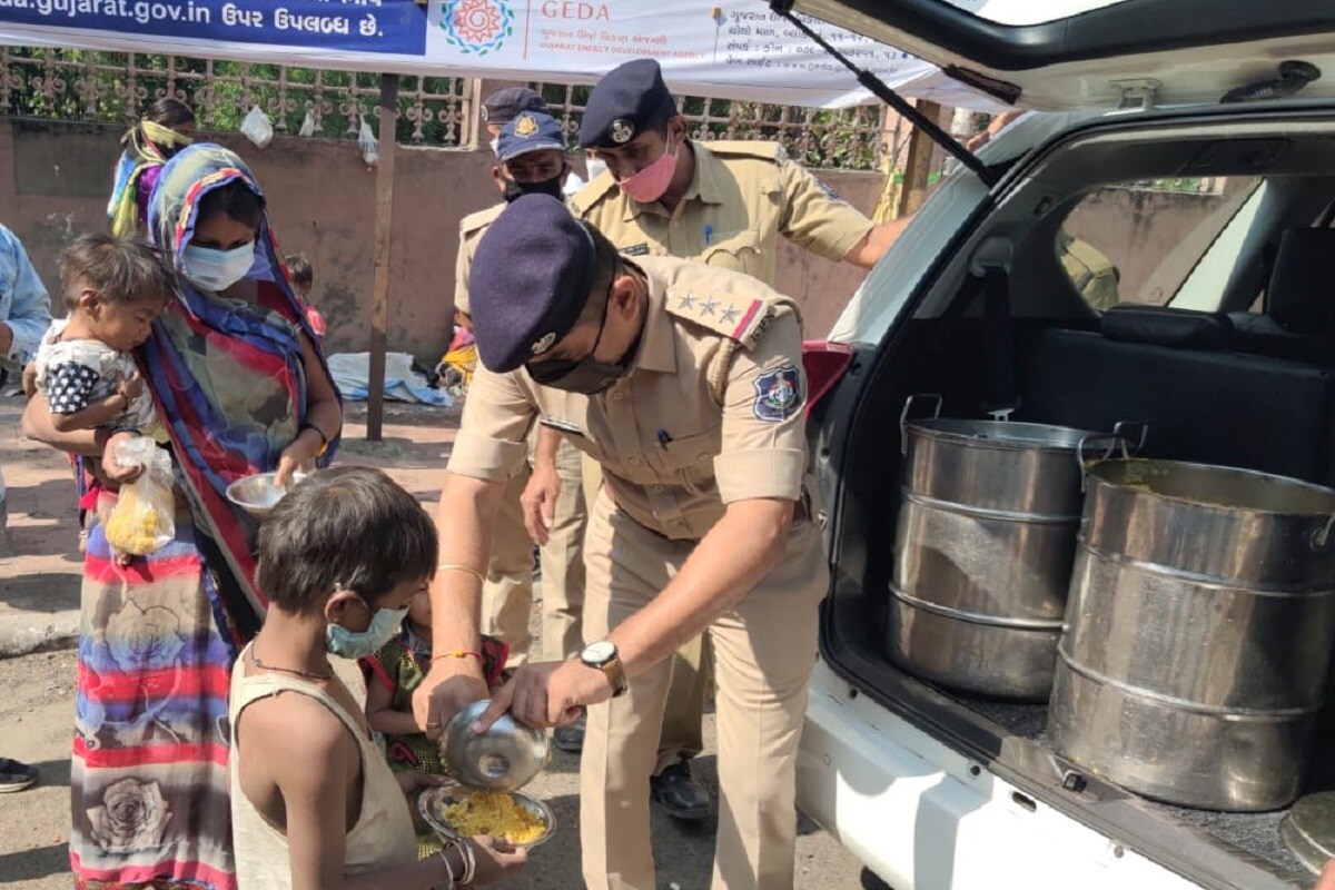 હર્મેશ સુખડિયા, અમદાવાદ : કોરોનાનું સંક્રમણ (coronairus) અમદાવાદ (Ahmedabad) શહેરમાં વધુ ફેલાતા સરકારે કરફ્યુની (curfew) જાહેરાત કરી છે. કરફ્યુ દરમ્યાન રોડ અને ફૂટપાથ પર રહેતા ગરીબ લોકોને બે ટંક જમવાનું મળતું બંધ થઈ જતાં તેઓ મુશ્કેલીમાં મુકાયા હતા. આવા ગરીબ (feed poor people) અને જરૂરીયાતમંદ લોકોની વહારે અમદાવાદ શહેર પોલીસ (Ahmedabad Police) અને NGO આવી છે. આજે અમદાવાદ પોલીસે શહેરના અલગ અલગ વિસ્તારમાં રોડ અને ફૂટપાથ પર રહેતા લોકોને જમવાનું આપ્યું હતું. સવારે અને સાંજે એમ બંને ટાઈમ પોલીસ જમવાનું આપશે. હર્મેશ સુખડિયા, અમદાવાદ : કોરોનાનું સંક્રમણ (coronairus) અમદાવાદ (Ahmedabad) શહેરમાં વધુ ફેલાતા સરકારે કરફ્યુની (curfew) જાહેરાત કરી છે. કરફ્યુ દરમ્યાન રોડ અને ફૂટપાથ પર રહેતા ગરીબ લોકોને બે ટંક જમવાનું મળતું બંધ થઈ જતાં તેઓ મુશ્કેલીમાં મુકાયા હતા. આવા ગરીબ (feed poor people) અને જરૂરીયાતમંદ લોકોની વહારે અમદાવાદ શહેર પોલીસ (Ahmedabad Police) અને NGO આવી છે. આજે અમદાવાદ પોલીસે શહેરના અલગ અલગ વિસ્તારમાં રોડ અને ફૂટપાથ પર રહેતા લોકોને જમવાનું આપ્યું હતું. સવારે અને સાંજે એમ બંને ટાઈમ પોલીસ જમવાનું આપશે.
