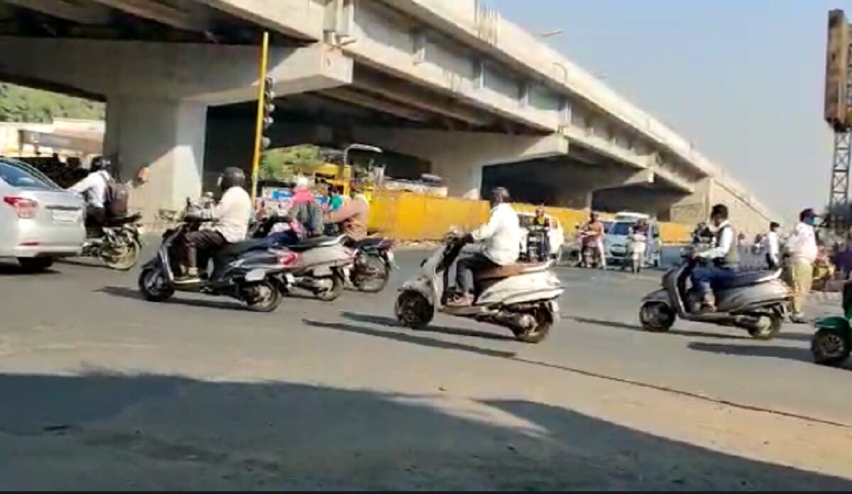 રવિવારે મુખ્યમંત્રીવિજય રૂપાણીએ પણ ગુજરાતીઓને સંબોધન કરીને કોરોના ગાઇડલાઇન પાળવાની અપીલ કરી હતી. જેમા તેમણે યુવાઓને અપીલ કરી હતી કે, સાંજથી રાત દરમિયાન રેસ્ટોરન્ટ, પાનના ગલ્લા, ચાની લારી વગેરે પર ટોળે વળીને ભીડ એકત્રીત ન કરે. બિનજરૂરી બહાર અવર જવર કરે નહિ. તેમણે યુવાનોને અનુરોધ કર્યો કે, તેઓ તો યુવા અવસ્થામાં સ્વસ્થ છે પરંતુ જો સંક્રમણ લઈને ઘરે જશે તો ઘરમાં વડીલોને અસર થશે એટલે યુવાનો ખાસ ધ્યાન રાખે. મુખ્યમંત્રીએ કહ્યું કે, માસ્ક ન પહેરનાર લોકો સામે રૂ. 1000/-નો દંડની કડક કાર્યવાહી પોલીસ કરશે તેવી સૂચનાઓ પણ આપી છે. રવિવારે મુખ્યમંત્રીવિજય રૂપાણીએ પણ ગુજરાતીઓને સંબોધન કરીને કોરોના ગાઇડલાઇન પાળવાની અપીલ કરી હતી. જેમા તેમણે યુવાઓને અપીલ કરી હતી કે, સાંજથી રાત દરમિયાન રેસ્ટોરન્ટ, પાનના ગલ્લા, ચાની લારી વગેરે પર ટોળે વળીને ભીડ એકત્રીત ન કરે. બિનજરૂરી બહાર અવર જવર કરે નહિ. તેમણે યુવાનોને અનુરોધ કર્યો કે, તેઓ તો યુવા અવસ્થામાં સ્વસ્થ છે પરંતુ જો સંક્રમણ લઈને ઘરે જશે તો ઘરમાં વડીલોને અસર થશે એટલે યુવાનો ખાસ ધ્યાન રાખે. મુખ્યમંત્રીએ કહ્યું કે, માસ્ક ન પહેરનાર લોકો સામે રૂ. 1000/-નો દંડની કડક કાર્યવાહી પોલીસ કરશે તેવી સૂચનાઓ પણ આપી છે.