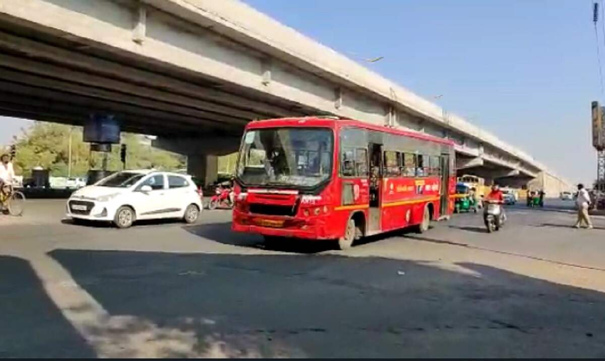 અમદાવાદ શહેરમાં કોરોના કેસોના વિસ્ફોટ બાદ રવિવારે એક જ દિવસમાં શહેરના નવા બાવીસ સ્થળને કોરોના કેસની સંખ્યાના આધારે મ્યુનિસિપલ કોર્પોરેશન દ્વારા માઈક્રોકન્ટેઈન્મેન્ટમાં મુકવામાં આવ્યા છે. ભૂયંગદેવ સોસાયટીને કોરોના કેસ વધતા આખી સોસાયટીને માઈક્રોકન્ટેઈન્મેન્ટમાં મુકવી પડી છે. ઉપરાંત બોપલમાં ઈસ્કોન પ્લેટીનમના ચાર આખા બ્લોકને માઈક્રોકન્ટેઈન્ટ કરવા પડયા છે. રવિવારે દક્ષિણ ઝોનના દસ,ઉત્તર-પશ્ચિમ ઝોનના ચાર,દક્ષિણ-પશ્ચિમ ઝોનના અને પૂર્વ ઝોનના ત્રણ-ત્રણ તેમજ મધ્ય અને પશ્ચિમ ઝોનના એક-એક સ્થળને માઈક્રો કન્ટેઈન્મેન્ટમાં મુકાયા છે. અમદાવાદ શહેરમાં કોરોના કેસોના વિસ્ફોટ બાદ રવિવારે એક જ દિવસમાં શહેરના નવા બાવીસ સ્થળને કોરોના કેસની સંખ્યાના આધારે મ્યુનિસિપલ કોર્પોરેશન દ્વારા માઈક્રોકન્ટેઈન્મેન્ટમાં મુકવામાં આવ્યા છે. ભૂયંગદેવ સોસાયટીને કોરોના કેસ વધતા આખી સોસાયટીને માઈક્રોકન્ટેઈન્મેન્ટમાં મુકવી પડી છે. ઉપરાંત બોપલમાં ઈસ્કોન પ્લેટીનમના ચાર આખા બ્લોકને માઈક્રોકન્ટેઈન્ટ કરવા પડયા છે. રવિવારે દક્ષિણ ઝોનના દસ,ઉત્તર-પશ્ચિમ ઝોનના ચાર,દક્ષિણ-પશ્ચિમ ઝોનના અને પૂર્વ ઝોનના ત્રણ-ત્રણ તેમજ મધ્ય અને પશ્ચિમ ઝોનના એક-એક સ્થળને માઈક્રો કન્ટેઈન્મેન્ટમાં મુકાયા છે.