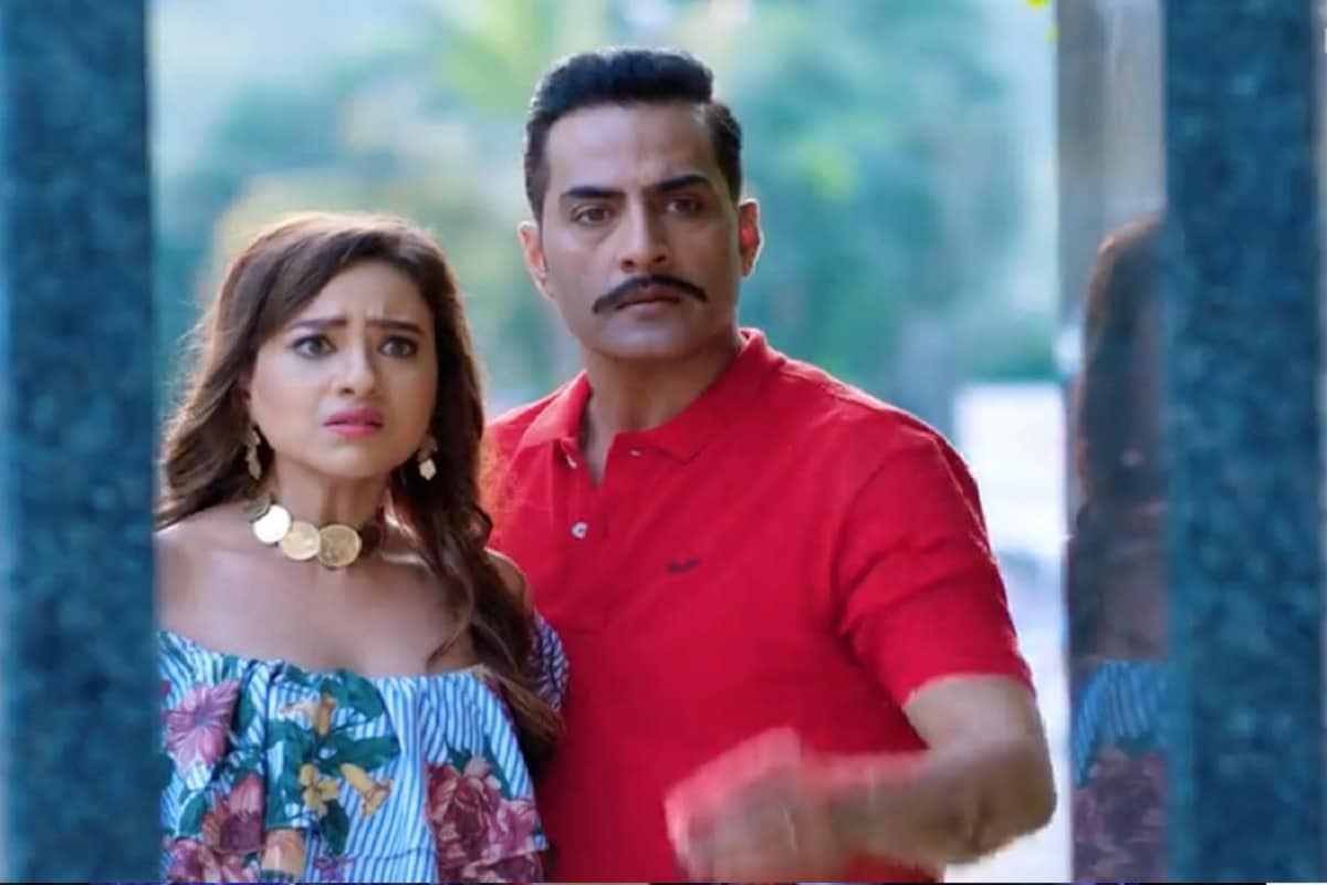 આખો શાહ પરિવાર વડોદરાનાં રિસોર્ટમાં પહોંચી ગયો છે. જે અંગે વનરાજ અને કાવ્યાને જાણ નથી. અહીં કાવ્યાં પતિ પત્નીની જેમ રોકાયા છે. તો હવે પરિવાર સામે તેનો ભાંડો ફૂટવા આવ્યો છે. શું રાખીની ચાલ કામયાબ રહેશે અને વનરાજ કાવ્યાનો ભાંડો પરિવારની સામે ફૂટી જશે કે શું તે આજ રાતનાં એપિસોડમાં જાણવાં મળશે. આખો શાહ પરિવાર વડોદરાનાં રિસોર્ટમાં પહોંચી ગયો છે. જે અંગે વનરાજ અને કાવ્યાને જાણ નથી. અહીં કાવ્યાં પતિ પત્નીની જેમ રોકાયા છે. તો હવે પરિવાર સામે તેનો ભાંડો ફૂટવા આવ્યો છે. શું રાખીની ચાલ કામયાબ રહેશે અને વનરાજ કાવ્યાનો ભાંડો પરિવારની સામે ફૂટી જશે કે શું તે આજ રાતનાં એપિસોડમાં જાણવાં મળશે.