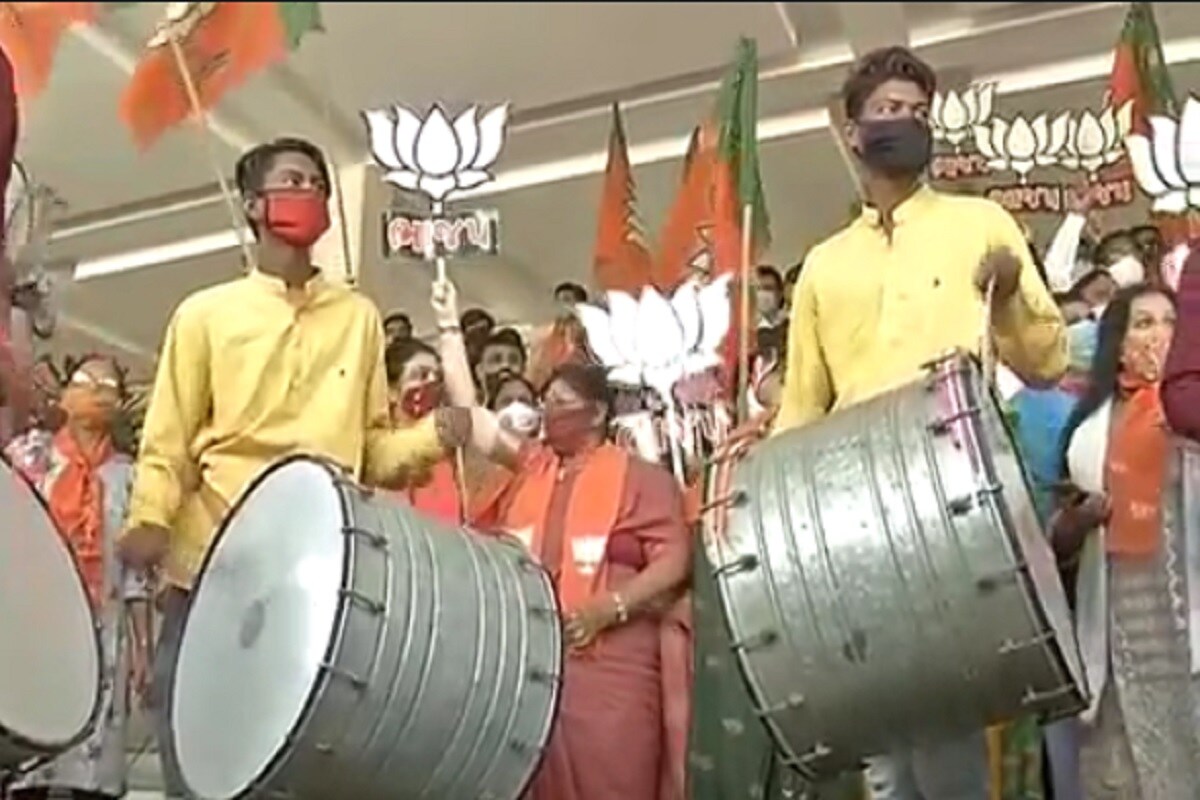ગુજરાતની 8 વિધાનસભાની પેટાચૂંટણીના (Gujarat Bypoll) પરિણામ માટે મતગણતરીનો (vote counting) થઇ રહી છે. સૌ પ્રથમ પોસ્ટલ બેલેટની ગણતરી કરવામાં આવશે. જે બાદ EVMના મતો ગણાશે. હાલ પોસ્ટલ બેલેટની મતગણતરીમાં ગુજરાતની આઠ વિધાનસભા બેઠક પર ભાજપે બાજી મારી છે. મોરબી બેઠક પર થોડા સમય માટે કૉંગ્રેસનો દબદબો રહ્યો હતો પરંતુ ત્યાં પણ હવે બીજેપીનાં ઉમેદવાર આગળ ચાલી રહ્યાં છે. બીજેપીની આગેકૂચને કાર્યકર્તાઓ અને નેતાઓ ઉજવી રહ્યાં છે. ગુજરાતની 8 વિધાનસભાની પેટાચૂંટણીના (Gujarat Bypoll) પરિણામ માટે મતગણતરીનો (vote counting) થઇ રહી છે. સૌ પ્રથમ પોસ્ટલ બેલેટની ગણતરી કરવામાં આવશે. જે બાદ EVMના મતો ગણાશે. હાલ પોસ્ટલ બેલેટની મતગણતરીમાં ગુજરાતની આઠ વિધાનસભા બેઠક પર ભાજપે બાજી મારી છે. મોરબી બેઠક પર થોડા સમય માટે કૉંગ્રેસનો દબદબો રહ્યો હતો પરંતુ ત્યાં પણ હવે બીજેપીનાં ઉમેદવાર આગળ ચાલી રહ્યાં છે. બીજેપીની આગેકૂચને કાર્યકર્તાઓ અને નેતાઓ ઉજવી રહ્યાં છે.