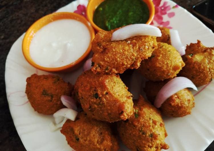 બનાવવાની રીત - સૌ પ્રથમ આ દરેક સામગ્રીને એક વાસણમાં ઉમેરી બરાબર મિક્સ કરી લો. હવે તેમા અડધો કપ પાણી ઉમેરી ઘટ્ટ ખીરૂ બનાવી લો અને 10-15 મિનિટ માટે તેને એક બાજુ રાખી લો. હવે એક કઢાઇમાં તેલ ગરમ કરવા રાખો. ત્યાં સુધી ખીરાને બરાબર હલાવીને ફેંટી લો. બનાવવાની રીત - સૌ પ્રથમ આ દરેક સામગ્રીને એક વાસણમાં ઉમેરી બરાબર મિક્સ કરી લો. હવે તેમા અડધો કપ પાણી ઉમેરી ઘટ્ટ ખીરૂ બનાવી લો અને 10-15 મિનિટ માટે તેને એક બાજુ રાખી લો. હવે એક કઢાઇમાં તેલ ગરમ કરવા રાખો. ત્યાં સુધી ખીરાને બરાબર હલાવીને ફેંટી લો.