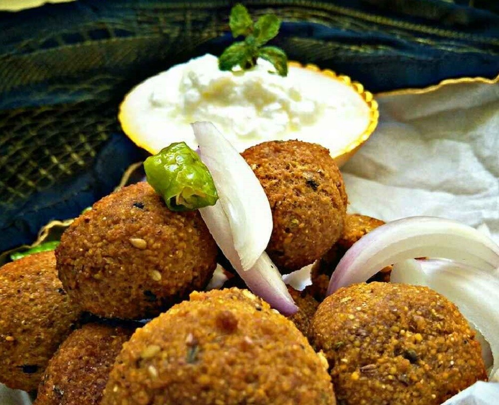 સામગ્રી- 1 કપ – ચણાનો લોટ, 1/2 કપ – સોજી, 1 ચમચી – આદુ-મરચાની પેસ્ટ. 1 ચમચી – જીરૂ, 1/2 ચમચી – હળદર,1 ચમચી – લાલ મરચું, 1 ચમચી – ગરમ મસાલો, 1 ચમચી – વરિયાળી, 1 ચમચી – સૂકા ધાણાં, 1 ચમચી – તલ, 1 ચમચી – પીસેલી કાળામરી, 1 ચપટી – બેકિંગ સોડા, 2 ચમચી – ખાંડ, 1 ચમચી – લીંબુ સોડા, 3 ચમચી – તેલ, સ્વાદાનુસાર – મીઠું, તરવા માટે – તેલ સામગ્રી- 1 કપ – ચણાનો લોટ, 1/2 કપ – સોજી, 1 ચમચી – આદુ-મરચાની પેસ્ટ. 1 ચમચી – જીરૂ, 1/2 ચમચી – હળદર,1 ચમચી – લાલ મરચું, 1 ચમચી – ગરમ મસાલો, 1 ચમચી – વરિયાળી, 1 ચમચી – સૂકા ધાણાં, 1 ચમચી – તલ, 1 ચમચી – પીસેલી કાળામરી, 1 ચપટી – બેકિંગ સોડા, 2 ચમચી – ખાંડ, 1 ચમચી – લીંબુ સોડા, 3 ચમચી – તેલ, સ્વાદાનુસાર – મીઠું, તરવા માટે – તેલ