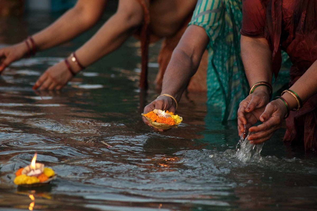 દિવાળીના (Diwali) પર્વના 15 દિવસ બાદ કારતક માસની પૂનમના રોજ દેવ દિવાળીનો (Dev Diwali) પર્વ ઉજવવામાં આવે છે. માન્યતાઓ અનુસાર આ દિવસે શંકર ભગવાનએ (God Shiva) રાક્ષસ ત્રિપુરાસુરનો વધ કર્યો હતો. આ ખુશીમાં દેવતાઓએ સ્વર્ગ લોકમાં દીવા પ્રજ્વલિત કરી ઉત્સવ ઉજવ્યો હતો. ત્યારબાદ દર વર્ષે આ દિવસે દેવ દિવાળી ઉજવાય છે. આ દિવસે વિશેષ પૂજા પણ કરવામાં આવે છે. માન્યતાઓ તો એવી પણ છે કે, આ દિવસે શિવજી ધરતી પર આવે છે. તેમની સાથે તેત્રીસ કોટીનાં દેવી દેવતાઓ પણ સ્વર્ગમાંથી નીચે પૃથ્વી પર આવે છે. આ દિવસે જે પણ મનુષ્ય ભોલેનાથ અને ઇષ્ટદેવનું પૂજન અર્ચન કરીને અન્નદાન કરે છે તેના પાછલા 7 જન્મોના પાપનો નાશ થાય છે. દિવાળીના (Diwali) પર્વના 15 દિવસ બાદ કારતક માસની પૂનમના રોજ દેવ દિવાળીનો (Dev Diwali) પર્વ ઉજવવામાં આવે છે. માન્યતાઓ અનુસાર આ દિવસે શંકર ભગવાનએ (God Shiva) રાક્ષસ ત્રિપુરાસુરનો વધ કર્યો હતો. આ ખુશીમાં દેવતાઓએ સ્વર્ગ લોકમાં દીવા પ્રજ્વલિત કરી ઉત્સવ ઉજવ્યો હતો. ત્યારબાદ દર વર્ષે આ દિવસે દેવ દિવાળી ઉજવાય છે. આ દિવસે વિશેષ પૂજા પણ કરવામાં આવે છે. માન્યતાઓ તો એવી પણ છે કે, આ દિવસે શિવજી ધરતી પર આવે છે. તેમની સાથે તેત્રીસ કોટીનાં દેવી દેવતાઓ પણ સ્વર્ગમાંથી નીચે પૃથ્વી પર આવે છે. આ દિવસે જે પણ મનુષ્ય ભોલેનાથ અને ઇષ્ટદેવનું પૂજન અર્ચન કરીને અન્નદાન કરે છે તેના પાછલા 7 જન્મોના પાપનો નાશ થાય છે.