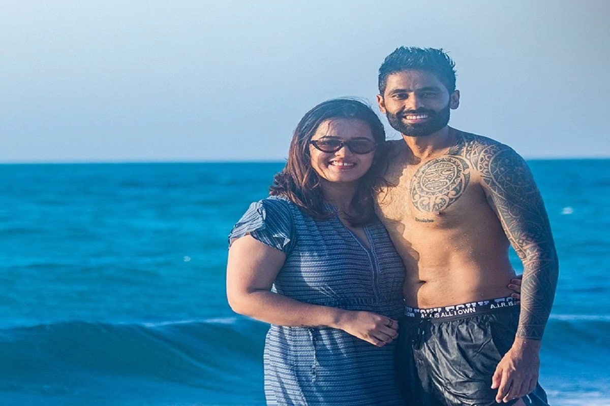 નવી દિલ્હી : રોહિત શર્માની ટીમ મુંબઈ ઇન્ડિયન્સનો આક્રમક બેટ્સમેન સૂર્યકુમાર યાદવ આઈપીએલની આ સિઝનમાં ધમાલ મચાવી રહ્યો છે. તેણે અત્યાર સુધીમાં 13 મેચમાં 374 રન બનાવ્યા છે. તેનું બેસ્ટ પ્રદર્શન અણનમ 79 રન છે. સૂર્યકુમારની પર્સનલ લાઇફની વાત કરવામાં આવે તો તેની પત્ની દેવિશા ડાન્સ ટીચર છે. નવી દિલ્હી : રોહિત શર્માની ટીમ મુંબઈ ઇન્ડિયન્સનો આક્રમક બેટ્સમેન સૂર્યકુમાર યાદવ આઈપીએલની આ સિઝનમાં ધમાલ મચાવી રહ્યો છે. તેણે અત્યાર સુધીમાં 13 મેચમાં 374 રન બનાવ્યા છે. તેનું બેસ્ટ પ્રદર્શન અણનમ 79 રન છે. સૂર્યકુમારની પર્સનલ લાઇફની વાત કરવામાં આવે તો તેની પત્ની દેવિશા ડાન્સ ટીચર છે.