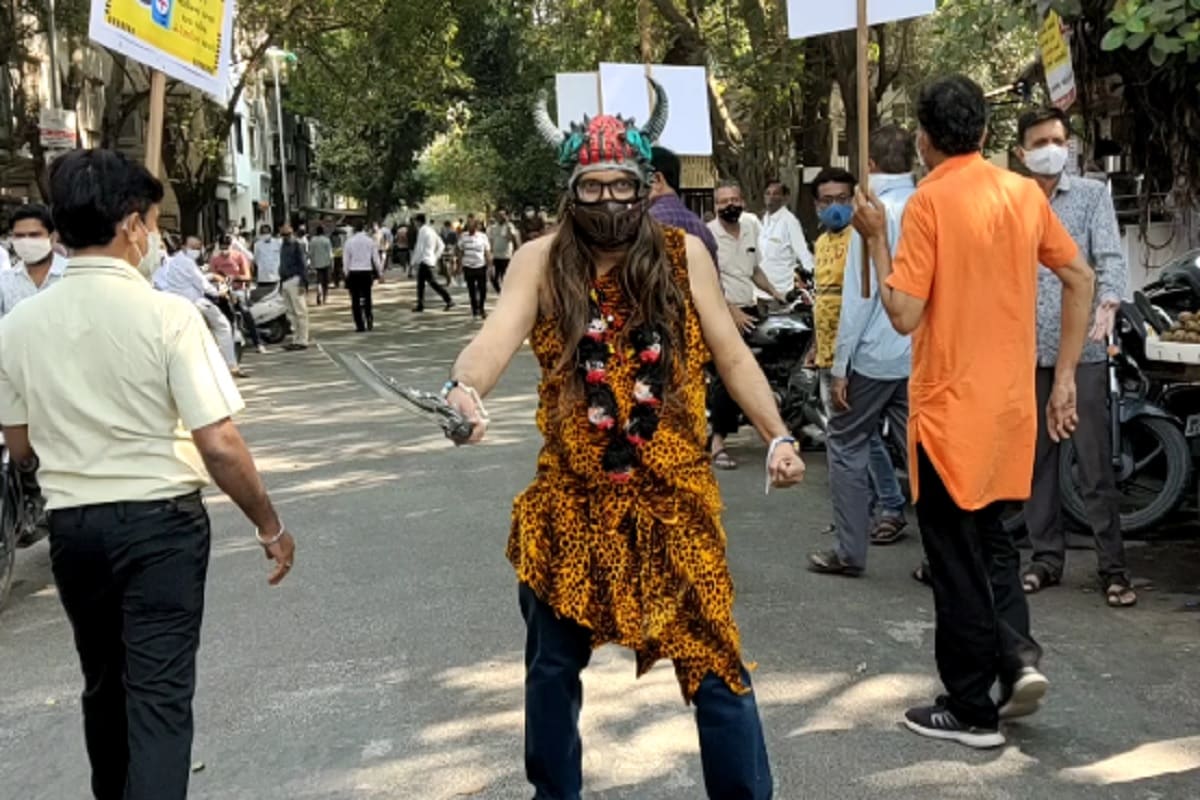 કિર્તેશ પટેલ, સુરત : કોરોના મહામારીમાં કોરોનાનો બીજો રાઉન્ડ શરુ થયો છે ત્યારે સુરતમાં સતત કોરોનાના કેસો વધી રહ્યા છે. પહેલા રાઉન્ડ વખતે સુરતમાં કોરોનાના સૌથી વધુ કેસ હીરા ઉદ્યોગકામ કરતા કર્મચારીમાં જોવા મળ્યા હતા. જેને લઈને લોકોમાં જાગૃતિ આવે અને આ વખતે સંક્રમણ ના વધે તે માટે સુરતના વેપારીઓ દ્વારા લોકોને જાગૃત કરવા માટે એક અનોખો પ્રયાસ કરવામાં આવ્યો છે. કિર્તેશ પટેલ, સુરત : કોરોના મહામારીમાં કોરોનાનો બીજો રાઉન્ડ શરુ થયો છે ત્યારે સુરતમાં સતત કોરોનાના કેસો વધી રહ્યા છે. પહેલા રાઉન્ડ વખતે સુરતમાં કોરોનાના સૌથી વધુ કેસ હીરા ઉદ્યોગકામ કરતા કર્મચારીમાં જોવા મળ્યા હતા. જેને લઈને લોકોમાં જાગૃતિ આવે અને આ વખતે સંક્રમણ ના વધે તે માટે સુરતના વેપારીઓ દ્વારા લોકોને જાગૃત કરવા માટે એક અનોખો પ્રયાસ કરવામાં આવ્યો છે.