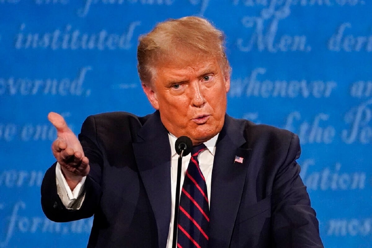 વોશિંગટનઃ અમેરિકામાં ચૂંટણી (US Election) પરિણામોના ત્રણ સપ્તાહ બાદ પણ રાષ્ટ્રપ્રમુખ ડોનાલ્ડ ટ્રમ્પ (Donald Trump)ના સૂર બદલાયા નથી. તેઓ હજુ પણ સતત ચૂંટણીમાં ગેરરીતિ થયાની વાત કરી રહ્યા છે. જોકે, પહેલીવાર તેઓએ વ્હાઇટ હાઉસ (White House) છોડવાની વાત પણ કરી છે. થેન્ક્સગિવિંગ હોલિડે પર પત્રકારો સાથે વાત કરતાં ટ્રમ્પે જણાવ્યું કે તેઓ વ્હાઇટ હાઉસ છોડવા માટે તૈયાર છે, પરંતુ તેઓએ તેના માટે એક શરત પણ મૂકી છે. ખાસ વાત એ છે કે નવા ચૂંટાયેલા ડેમોક્રેટ ઉમેદવાર જો બાઇડન (Joe Biden) આવતા વર્ષે જાન્યુઆરીમાં રાષ્ટ્રપ્રમુખ પદના શપથ લેશે. (ફાઇલ તસવીર) વોશિંગટનઃ અમેરિકામાં ચૂંટણી (US Election) પરિણામોના ત્રણ સપ્તાહ બાદ પણ રાષ્ટ્રપ્રમુખ ડોનાલ્ડ ટ્રમ્પ (Donald Trump)ના સૂર બદલાયા નથી. તેઓ હજુ પણ સતત ચૂંટણીમાં ગેરરીતિ થયાની વાત કરી રહ્યા છે. જોકે, પહેલીવાર તેઓએ વ્હાઇટ હાઉસ (White House) છોડવાની વાત પણ કરી છે. થેન્ક્સગિવિંગ હોલિડે પર પત્રકારો સાથે વાત કરતાં ટ્રમ્પે જણાવ્યું કે તેઓ વ્હાઇટ હાઉસ છોડવા માટે તૈયાર છે, પરંતુ તેઓએ તેના માટે એક શરત પણ મૂકી છે. ખાસ વાત એ છે કે નવા ચૂંટાયેલા ડેમોક્રેટ ઉમેદવાર જો બાઇડન (Joe Biden) આવતા વર્ષે જાન્યુઆરીમાં રાષ્ટ્રપ્રમુખ પદના શપથ લેશે. (ફાઇલ તસવીર)