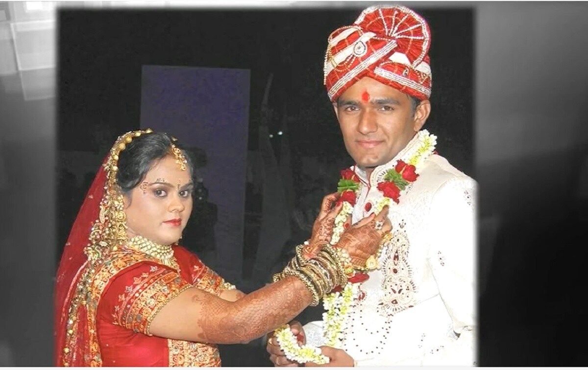 રેડિયોએ અધિકારીઓના હવાલે કહ્યું કે, ઘટના દરમ્યાન પટેલ 24 વર્ષનો હતો. તેણે કથિત રીતે પોતાની 21 વર્ષની પત્ની પર કોફી શોપનાં પાછળના ભાગમાં રસોઇમા વપરાતા ચાકુથી કેટલીય વખત ઘા કર્યો હતો. એ દરમ્યાન ત્યાં ગ્રાહકો પણ હાજર હતા. તેઓ બંને ત્યાં કામ કરતા હતા. (પત્ની પલક સાથેની ભદ્રેશની ફાઇલ તસવીર) રેડિયોએ અધિકારીઓના હવાલે કહ્યું કે, ઘટના દરમ્યાન પટેલ 24 વર્ષનો હતો. તેણે કથિત રીતે પોતાની 21 વર્ષની પત્ની પર કોફી શોપનાં પાછળના ભાગમાં રસોઇમા વપરાતા ચાકુથી કેટલીય વખત ઘા કર્યો હતો. એ દરમ્યાન ત્યાં ગ્રાહકો પણ હાજર હતા. તેઓ બંને ત્યાં કામ કરતા હતા. (પત્ની પલક સાથેની ભદ્રેશની ફાઇલ તસવીર)