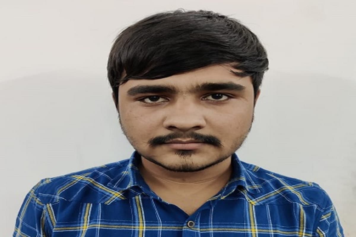 આ જ દરમિયાન મેઘાણીનગરમાં પણ ફાયરિંગનો બનાવ બન્યો હતો. જોકે, પોલીસ ઊંઘતી ઝડપાઇ હતી. સોશિયલ મીડિયામાં આ ફાયરિંગનો વિડીયો વાયરલ થતા જ પોલીસ ઊંઘમાંથી જાગી હથિયાર ધરાવનાર અને તેના સાળા તથા ભાણીયા સામે ગુનો નોંધી એકની અટકાયત કરી છે. ત્યારે હવે પૂર્વ વિસ્તારની આ ત્રણ ઘટના બાદ ચોથો વિડીયો પશ્ચિમ વિસ્તારનો વાયરલ થયા પોલીસે તપાસ શરૂ કરી છે. આ જ દરમિયાન મેઘાણીનગરમાં પણ ફાયરિંગનો બનાવ બન્યો હતો. જોકે, પોલીસ ઊંઘતી ઝડપાઇ હતી. સોશિયલ મીડિયામાં આ ફાયરિંગનો વિડીયો વાયરલ થતા જ પોલીસ ઊંઘમાંથી જાગી હથિયાર ધરાવનાર અને તેના સાળા તથા ભાણીયા સામે ગુનો નોંધી એકની અટકાયત કરી છે. ત્યારે હવે પૂર્વ વિસ્તારની આ ત્રણ ઘટના બાદ ચોથો વિડીયો પશ્ચિમ વિસ્તારનો વાયરલ થયા પોલીસે તપાસ શરૂ કરી છે.