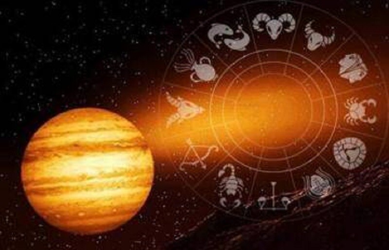 નોકરી-ધંધામાં કપરો સમય આવશે- ગુરુના Jupiter રાશિ પરિવર્તનથી તમારા કાર્ય-વ્યવસાયમાં પડકારો આવી શકે છે. કામ પ્રત્યેની બેદરકારી તમારા માટે નુક્શાની લાવી શકે છે. આ સમય દરમિયાન નોકરી અને વ્યવસાયિક સાથે જોડાયેલા જાતકોએ તેમના કામ પર વધુ ધ્યાન આપવાનું રહેશે. થોડી પણ ઢીલાશ કે કામમાં કચાશ તમને મોંઘી પડી શકે છે. નોકરી-ધંધામાં કપરો સમય આવશે- ગુરુના Jupiter રાશિ પરિવર્તનથી તમારા કાર્ય-વ્યવસાયમાં પડકારો આવી શકે છે. કામ પ્રત્યેની બેદરકારી તમારા માટે નુક્શાની લાવી શકે છે. આ સમય દરમિયાન નોકરી અને વ્યવસાયિક સાથે જોડાયેલા જાતકોએ તેમના કામ પર વધુ ધ્યાન આપવાનું રહેશે. થોડી પણ ઢીલાશ કે કામમાં કચાશ તમને મોંઘી પડી શકે છે.