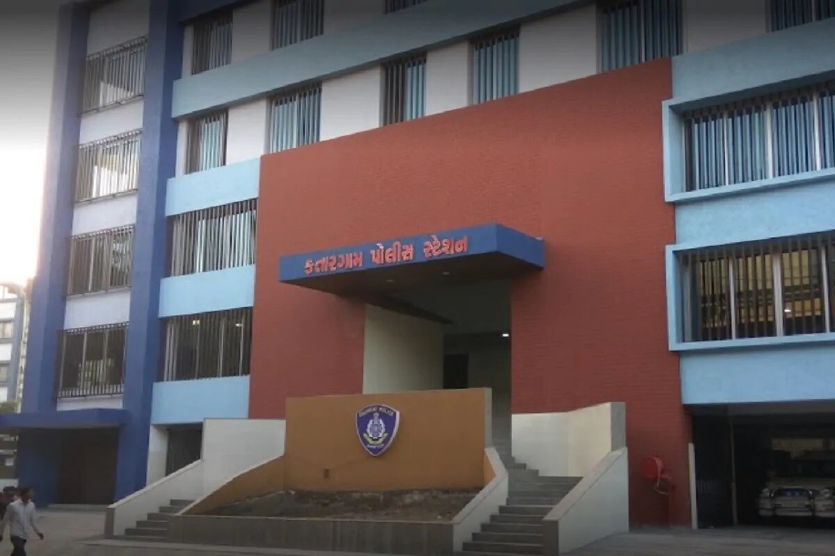 જ્યાં સચિવાલયમાં શિક્ષણ વિભાગની ઓફીસમાં કમલેશ પરમાર સાથે મિટીંગ કરી હતી. દરમિયાન 3 નવેમ્બર 2017ના રોજ જીલ્લા ક્લેકટર નવસારી વતી લખાયેલી ટપાલ સીસોદ્રાના બ્લોક નં-1957 સામાજીક હેતુ માટે મળવા બાબતના વિષય વાળી ટપાલ મળી હતી. ટપાલમાં નિયત નમુનામાં અરજી કરેલ નથી તેમજ સરકારના 26 એપ્રિલ 2011ના ઠરાવ મુજબ અરજી સમયે ૧1ટકા સર્વિસ ચાર્જની રકમ સરકારમાં ભરપાઈ કરી ન હોવાની જણાવ્યું હતુ. ગુણવંત આંબલીયાને ઠગાઈ થઈ હોવનો ખ્યાલ આવતા નેહા પાસે રૂપીયાની માંગણી કરતા 23 લાખનો ચેક આપ્યો હતો અને બાકીના રૂપીયા પરત ચુકવી દેવાનું કહ્યું હતુ. ચેક બેંકમાં જમા કરાવતા રિર્ટન થયો હતો. ફાઈલ તસવીર જ્યાં સચિવાલયમાં શિક્ષણ વિભાગની ઓફીસમાં કમલેશ પરમાર સાથે મિટીંગ કરી હતી. દરમિયાન 3 નવેમ્બર 2017ના રોજ જીલ્લા ક્લેકટર નવસારી વતી લખાયેલી ટપાલ સીસોદ્રાના બ્લોક નં-1957 સામાજીક હેતુ માટે મળવા બાબતના વિષય વાળી ટપાલ મળી હતી. ટપાલમાં નિયત નમુનામાં અરજી કરેલ નથી તેમજ સરકારના 26 એપ્રિલ 2011ના ઠરાવ મુજબ અરજી સમયે ૧1ટકા સર્વિસ ચાર્જની રકમ સરકારમાં ભરપાઈ કરી ન હોવાની જણાવ્યું હતુ. ગુણવંત આંબલીયાને ઠગાઈ થઈ હોવનો ખ્યાલ આવતા નેહા પાસે રૂપીયાની માંગણી કરતા 23 લાખનો ચેક આપ્યો હતો અને બાકીના રૂપીયા પરત ચુકવી દેવાનું કહ્યું હતુ. ચેક બેંકમાં જમા કરાવતા રિર્ટન થયો હતો. ફાઈલ તસવીર