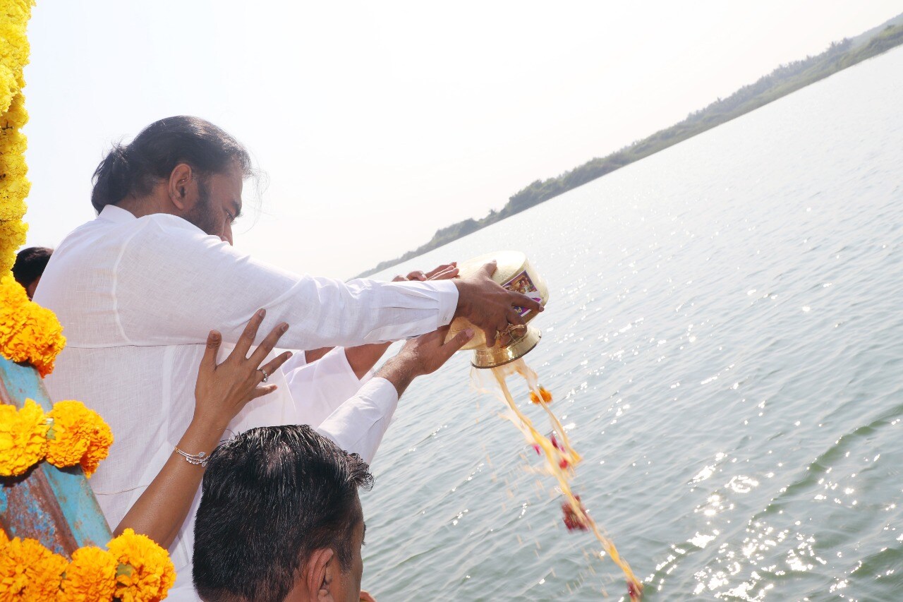 સ્વ. કેશુભાઈ પટેલનું ટૂંકી બીમારી બાદ નિધન થતા તેમના અસ્થિઓનું આજે તેમના પરિવારે ત્રિવેણીમાં વિસર્જન કર્યું. સ્વ.કેશુભાઈ ના દીકરા, ભરતભાઈ પટેલના જણાવ્યા પ્રમાણે, સ્વ.કેશુભાઈ પટેલની ઇચ્છા હતી કે, સોમનાથમાં પાર્વતીજી મંદિર બને તે પણ હાલમાં જ સોમનાથ ટ્રસ્ટ દ્વારા નિર્ણય લેવામાં આવ્યો છે અને ટૂંક સમયમાં સોમનાથ મંદિર પરિસરમાં પાર્વતીજીનું મંદિર બનાવવાનું કામ ચાલુ થશે. સ્વ. કેશુભાઈ પટેલનું ટૂંકી બીમારી બાદ નિધન થતા તેમના અસ્થિઓનું આજે તેમના પરિવારે ત્રિવેણીમાં વિસર્જન કર્યું. સ્વ.કેશુભાઈ ના દીકરા, ભરતભાઈ પટેલના જણાવ્યા પ્રમાણે, સ્વ.કેશુભાઈ પટેલની ઇચ્છા હતી કે, સોમનાથમાં પાર્વતીજી મંદિર બને તે પણ હાલમાં જ સોમનાથ ટ્રસ્ટ દ્વારા નિર્ણય લેવામાં આવ્યો છે અને ટૂંક સમયમાં સોમનાથ મંદિર પરિસરમાં પાર્વતીજીનું મંદિર બનાવવાનું કામ ચાલુ થશે.