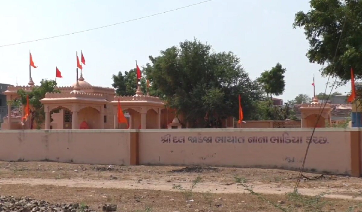 આ મંદિર 400 વર્ષ જૂનું છે. ઇતિહાસની જો વાત કરીએ તો ગુંદીયાળી ગામના શેઠ સુંદરજી સોદાગરે આ સ્થળે મહાદેવની તપસ્યા કરી હતી જેથી મહાદેવ પ્રસન્ન થયા હતા બાદમાં તેને ઘોડાના વેપારમાં અપ્રતિમ સફળતા મળી હતી સોદાગર પર શિવજી પ્રસન્ન થતા તેણે અહીં ભવ્ય મંદિર બનાવી આપ્યું હતું. આ મંદિર 400 વર્ષ જૂનું છે. ઇતિહાસની જો વાત કરીએ તો ગુંદીયાળી ગામના શેઠ સુંદરજી સોદાગરે આ સ્થળે મહાદેવની તપસ્યા કરી હતી જેથી મહાદેવ પ્રસન્ન થયા હતા બાદમાં તેને ઘોડાના વેપારમાં અપ્રતિમ સફળતા મળી હતી સોદાગર પર શિવજી પ્રસન્ન થતા તેણે અહીં ભવ્ય મંદિર બનાવી આપ્યું હતું.