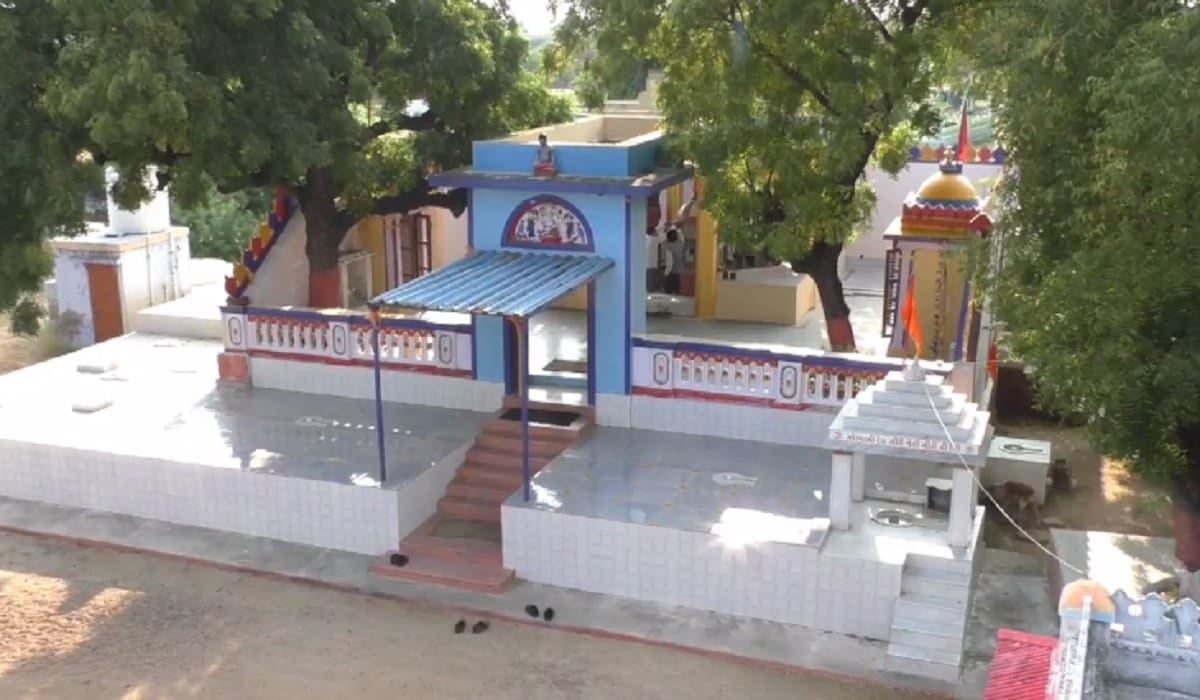 મેહુલ સોલંકી, કચ્છ : કચ્છની (kutch) કોમી એકતા જગવિખ્યાત છે ત્યારે સરહદી કચ્છમાં એક અદભુત શિવાલય આવેલું છે. જે કોમી એકતાનું ઉત્કૃષ્ટ ઉદાહરણ છે. કચ્છના માંડવી તાલુકાના ભાડીયા ગામે આવેલું શિવાલય કોમી એકતાના પ્રતીક સમાન છે કારણકે આ શિવાલય સોદાગરે બંધાવેલું છે તેમજ શિવ મંદિરની બાજુમાં જ પીરની દરગાહ છે બંને ધાર્મિક સ્થળો બાજુમાં છે અને એક જ દરવાજો છે આ સ્થળને અહીંના લોકો મિયા મહાદેવના મંદિરના નામે ઓળખે છે. મેહુલ સોલંકી, કચ્છ : કચ્છની (kutch) કોમી એકતા જગવિખ્યાત છે ત્યારે સરહદી કચ્છમાં એક અદભુત શિવાલય આવેલું છે. જે કોમી એકતાનું ઉત્કૃષ્ટ ઉદાહરણ છે. કચ્છના માંડવી તાલુકાના ભાડીયા ગામે આવેલું શિવાલય કોમી એકતાના પ્રતીક સમાન છે કારણકે આ શિવાલય સોદાગરે બંધાવેલું છે તેમજ શિવ મંદિરની બાજુમાં જ પીરની દરગાહ છે બંને ધાર્મિક સ્થળો બાજુમાં છે અને એક જ દરવાજો છે આ સ્થળને અહીંના લોકો મિયા મહાદેવના મંદિરના નામે ઓળખે છે.