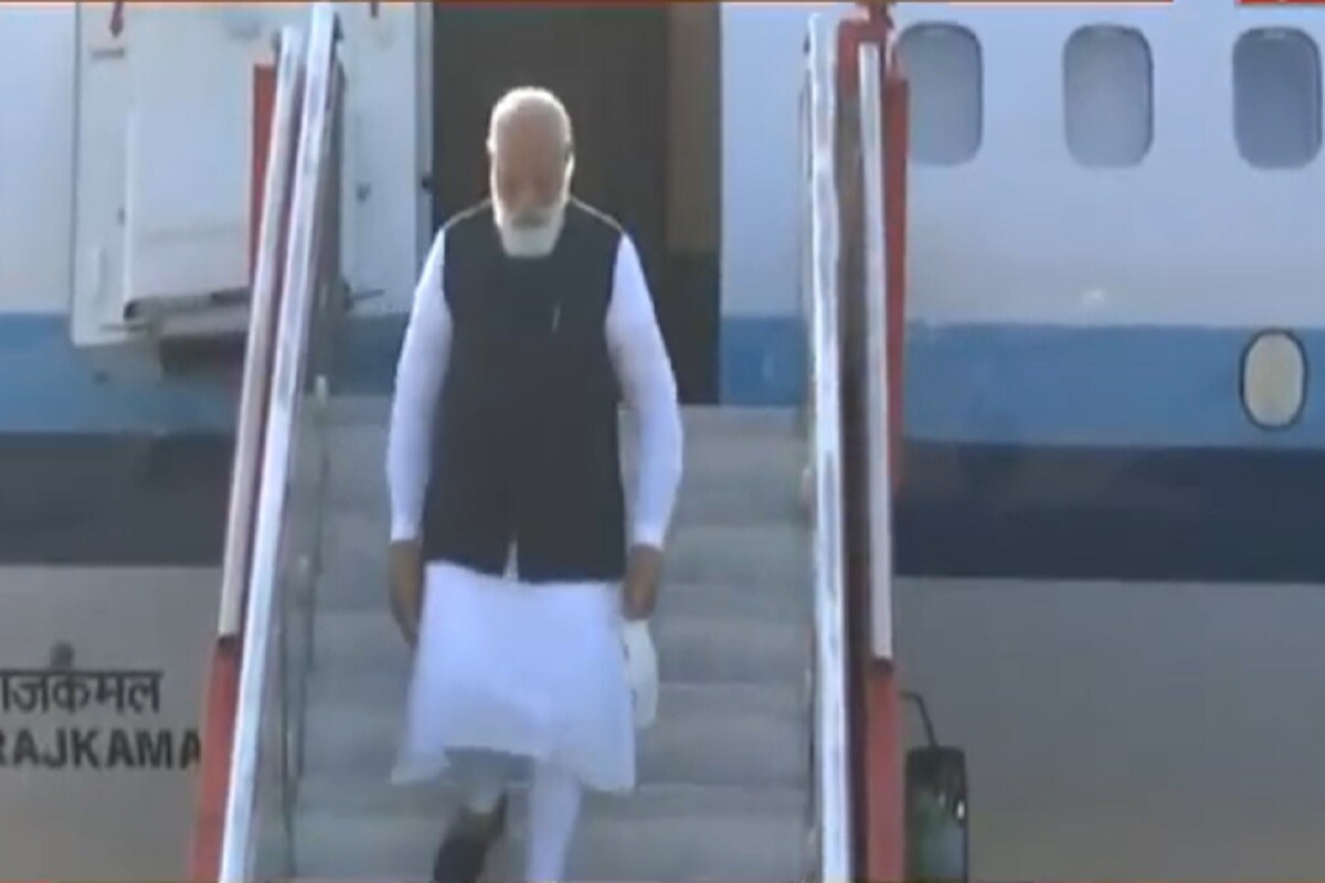 PM મોદી અમદાવાદ એરપોર્ટ પહોંચ્યા,ચાંગોદર ઝાયડસ કેડિલાની વેક્સિનના પ્લાન્ટનું નિરીક્ષણ કરશે