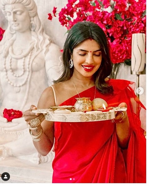 પ્રિયંકા ચોપરા (Priyanka chopra)એ આ સમયે ફોટોઝ પણ ફેન્સ સાથે શેર કરી હતી. ફોટોમાં પ્રિયંકા ચોપરા (Priyanka Chopra Photos) લાલ સાડીમાં પૂજાની થાળી હાથમાં લીધેલી નજર આવી રહી છે. આ દરમિયાન નિક જોનાસ સાથે તેની સુંદર તસવીર સામે આવી છે. પ્રિયંકા ચોપરા (Priyanka chopra)એ આ સમયે ફોટોઝ પણ ફેન્સ સાથે શેર કરી હતી. ફોટોમાં પ્રિયંકા ચોપરા (Priyanka Chopra Photos) લાલ સાડીમાં પૂજાની થાળી હાથમાં લીધેલી નજર આવી રહી છે. આ દરમિયાન નિક જોનાસ સાથે તેની સુંદર તસવીર સામે આવી છે.