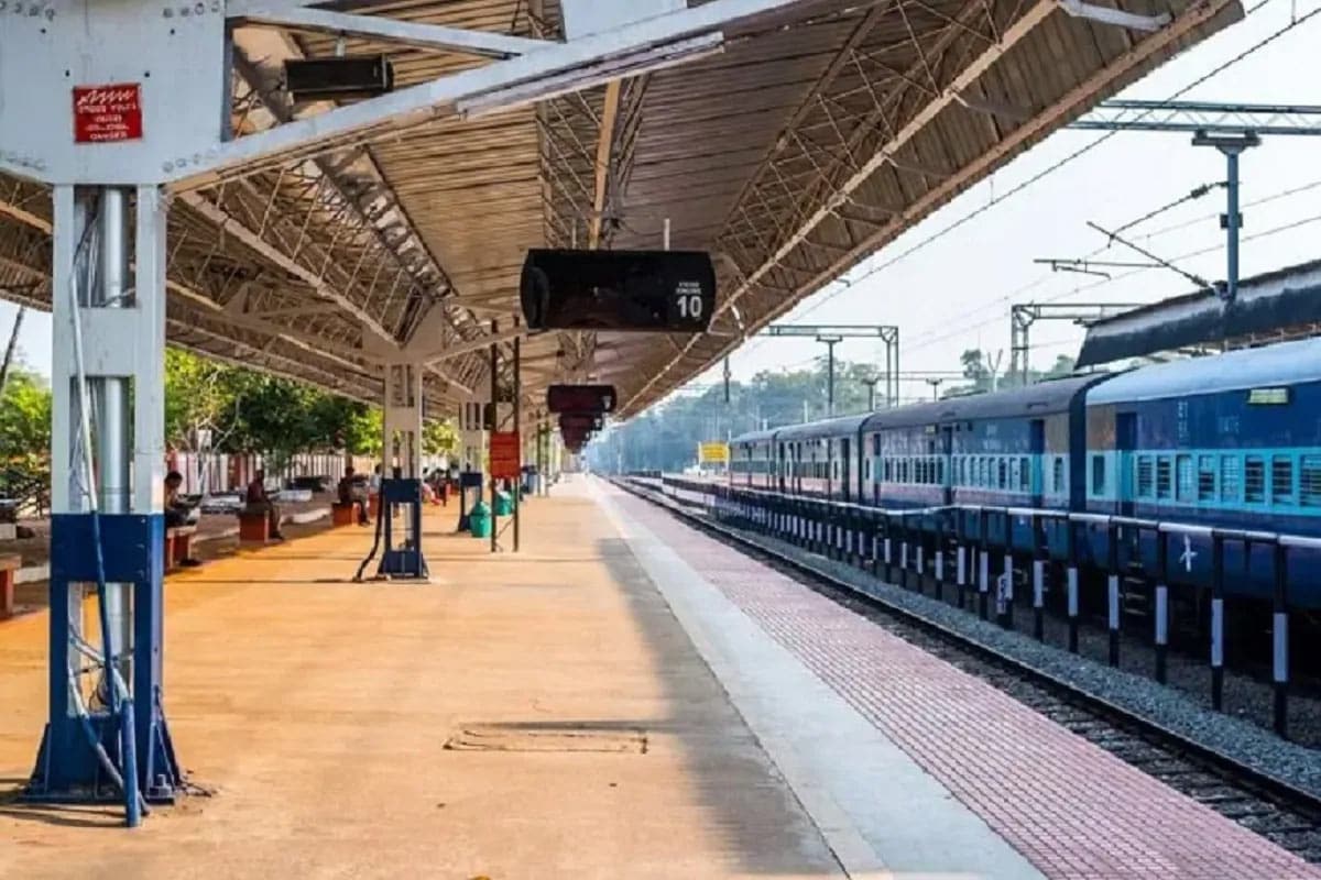 નવી દિલ્હીઃ ભારતીય રેલવે (Indian Railways) કોરોના સંકટની વચ્ચે પોતાની કમાણીમાં વધારો કરવા માટે ટ્રેન પેસેન્જર્સ (Passengers)ને મોટો આંચકો આપવાની તૈયારી કરી રહી છે. તેના માટે રેલવે દેશના કેટલાક ખાસ સ્ટેશનો પર પ્લેટફોર્મ ટિકિટ નો ભાવ બમણો કરવા પર વિચાર કરી રહી છે. મોટાભાગના સ્ટેશનો પર હાલમાં પ્લેટફોર્મ ટિકિટનો ભાવ 10 રૂપિયા છે, જેને વધારીને 20 રૂપિયા કરી દેવામાં આવશે. (પ્રતીકાત્મક તસવીર) નવી દિલ્હીઃ ભારતીય રેલવે (Indian Railways) કોરોના સંકટની વચ્ચે પોતાની કમાણીમાં વધારો કરવા માટે ટ્રેન પેસેન્જર્સ (Passengers)ને મોટો આંચકો આપવાની તૈયારી કરી રહી છે. તેના માટે રેલવે દેશના કેટલાક ખાસ સ્ટેશનો પર પ્લેટફોર્મ ટિકિટ નો ભાવ બમણો કરવા પર વિચાર કરી રહી છે. મોટાભાગના સ્ટેશનો પર હાલમાં પ્લેટફોર્મ ટિકિટનો ભાવ 10 રૂપિયા છે, જેને વધારીને 20 રૂપિયા કરી દેવામાં આવશે. (પ્રતીકાત્મક તસવીર)
