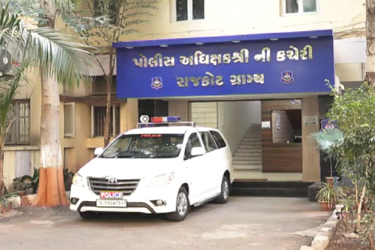 કેવી રીતે આપતા ચોરીને અંજામ...? પોલીસના કહેવા મુજબ આરોપી સાયમલ ઉર્ફે સાયમંડ ભાભોર સ્માર્ટ મોબાઈલનો ઉપયોગ કરતો હતો. જેથી કોઈ પણ ચોરીને અંજામ આપતા પહેલા તે GPS મેપ થી ખેતરો નજીક આવેલી દુકાનો અને મકાન ચેક કરતો હતો અને ચોરી કર્યા બાદ ક્યાં રસ્તે ફરાર થવું તેનું GPS મેપથી જ રોડ મેપ તૈયાર કરી દેતા હતા. કેવી રીતે આપતા ચોરીને અંજામ...? પોલીસના કહેવા મુજબ આરોપી સાયમલ ઉર્ફે સાયમંડ ભાભોર સ્માર્ટ મોબાઈલનો ઉપયોગ કરતો હતો. જેથી કોઈ પણ ચોરીને અંજામ આપતા પહેલા તે GPS મેપ થી ખેતરો નજીક આવેલી દુકાનો અને મકાન ચેક કરતો હતો અને ચોરી કર્યા બાદ ક્યાં રસ્તે ફરાર થવું તેનું GPS મેપથી જ રોડ મેપ તૈયાર કરી દેતા હતા.