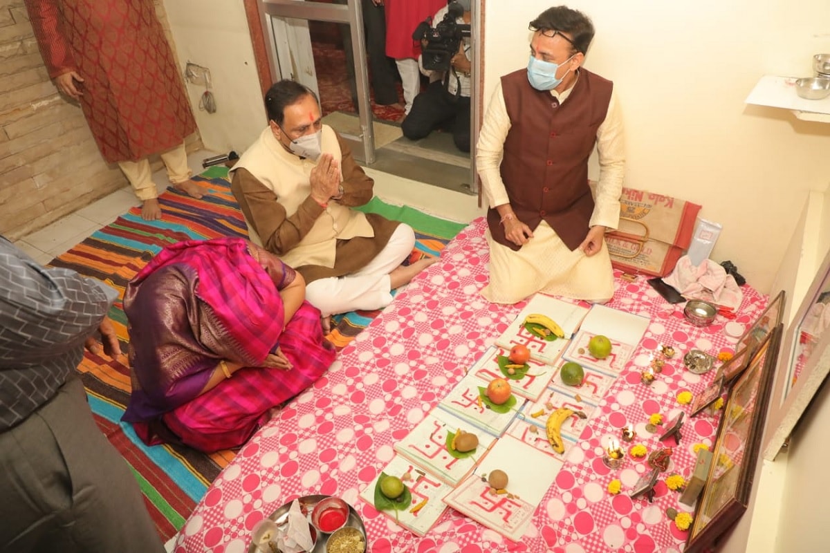 હરિન માત્રાવાડિયા, રાજકોટઃ આજે શનિવારે દિવાળીનો (Diwali 2020) પવિત્ર તહેવાર છે જે રંગીલા રાજકોટવાસીઓ (Rangila rajkot) હર્ષોઉલ્લાસથી દિવાળીના પર્વની ઉજવણી કરી રહ્યા છે ત્યારે મુખ્યમંત્રી વિજય રૂપાણી (CM vijay rupani) પણ પોતાના પરિવાર સાથે દિવાળી ઉજવવા સવારે જ રાજકોટ આવી પહોંચ્યા હતા. સવારે એરપોર્ટ પરથી મુખ્યમંત્રી એ રાજકોટ સહિત સમગ્ર રાજ્યના લોકોને દિવાળી તેમજ નવા વર્ષની શુભેચ્છા પાઠવી હતી. હરિન માત્રાવાડિયા, રાજકોટઃ આજે શનિવારે દિવાળીનો (Diwali 2020) પવિત્ર તહેવાર છે જે રંગીલા રાજકોટવાસીઓ (Rangila rajkot) હર્ષોઉલ્લાસથી દિવાળીના પર્વની ઉજવણી કરી રહ્યા છે ત્યારે મુખ્યમંત્રી વિજય રૂપાણી (CM vijay rupani) પણ પોતાના પરિવાર સાથે દિવાળી ઉજવવા સવારે જ રાજકોટ આવી પહોંચ્યા હતા. સવારે એરપોર્ટ પરથી મુખ્યમંત્રી એ રાજકોટ સહિત સમગ્ર રાજ્યના લોકોને દિવાળી તેમજ નવા વર્ષની શુભેચ્છા પાઠવી હતી.