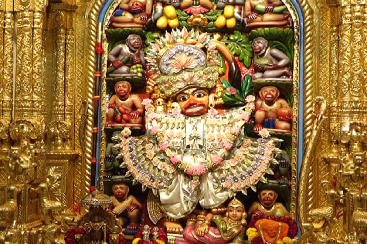 પ્રકાશ સોલંકી, બોટાદ : દિવાળી પર્વને લઈ (Diwali 2020) સાળંગપુર હનુમાનજી મંદિર (Salangpur Hanuman) ખાતે કાળી ચૌદસની ભવ્ય ઉજવણી કરવામાં આવશે . હનુમાન દાદાને 8 કિલો સોનામાંથી (Cloths made of 8 Kg Gold) બનેલા સુવર્ણ વસ્ત્રો દાદાને અર્પણ કરવામાં આવશે. યજ્ઞ સહિત દાદાને અન્નકોટ સહિતના અલગ અલગ કાર્યક્રમો યોજાશે. આ વર્ષે કાળી ચૌદસના દિવસે બપોર બાદ દિવાળીનો દિવસ શરૂ થતો હોય ચોપડા પૂજન, લક્ષ્મી પૂજન,દીપોત્સવ સંધ્યા આરતી અને રાત્રે આતશબાજીનું આયોજન કરવામાં આવશે. પ્રકાશ સોલંકી, બોટાદ : દિવાળી પર્વને લઈ (Diwali 2020) સાળંગપુર હનુમાનજી મંદિર (Salangpur Hanuman) ખાતે કાળી ચૌદસની ભવ્ય ઉજવણી કરવામાં આવશે . હનુમાન દાદાને 8 કિલો સોનામાંથી (Cloths made of 8 Kg Gold) બનેલા સુવર્ણ વસ્ત્રો દાદાને અર્પણ કરવામાં આવશે. યજ્ઞ સહિત દાદાને અન્નકોટ સહિતના અલગ અલગ કાર્યક્રમો યોજાશે. આ વર્ષે કાળી ચૌદસના દિવસે બપોર બાદ દિવાળીનો દિવસ શરૂ થતો હોય ચોપડા પૂજન, લક્ષ્મી પૂજન,દીપોત્સવ સંધ્યા આરતી અને રાત્રે આતશબાજીનું આયોજન કરવામાં આવશે.
