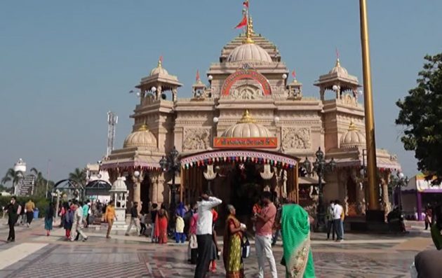 આ વર્ષે સાળંગપુર હનુમાનજી મંદિર ખાતે કાળી ચૌદસ ખૂબ મહત્વની માનવામાં આવે છે. કારણ કે આ વર્ષે ભક્તો દ્વારા હનુમાનજી દાદા ને 6.5 કરોડ ના ખર્ચે બનાવવામાં આવેલ હીરા જડિત સુવર્ણ વસ્ત્રો અર્પણ કરવામાં આવશે.અને અદાજે 8 કિલો સોનામાંથી આ વસ્ત્રો બનાવામાં આવ્યા છે. સુવર્ણ વાઘાની પ્રથમ ડીઝાઇન કરવા માટે સ્પેશલ ડીઝાઇનરોની ટીમ અપોઇન્ટ કરવામાં આવી હતી. ઘણી બધી ડીઝાઇન બનાવી-તપાસી-સમયાંતરે સંતોના માર્ગદર્શનથી ફાઈનલ ડીઝાઇન તૈયાર કરવામાં આવી હતી. આ વર્ષે સાળંગપુર હનુમાનજી મંદિર ખાતે કાળી ચૌદસ ખૂબ મહત્વની માનવામાં આવે છે. કારણ કે આ વર્ષે ભક્તો દ્વારા હનુમાનજી દાદા ને 6.5 કરોડ ના ખર્ચે બનાવવામાં આવેલ હીરા જડિત સુવર્ણ વસ્ત્રો અર્પણ કરવામાં આવશે.અને અદાજે 8 કિલો સોનામાંથી આ વસ્ત્રો બનાવામાં આવ્યા છે. સુવર્ણ વાઘાની પ્રથમ ડીઝાઇન કરવા માટે સ્પેશલ ડીઝાઇનરોની ટીમ અપોઇન્ટ કરવામાં આવી હતી. ઘણી બધી ડીઝાઇન બનાવી-તપાસી-સમયાંતરે સંતોના માર્ગદર્શનથી ફાઈનલ ડીઝાઇન તૈયાર કરવામાં આવી હતી.