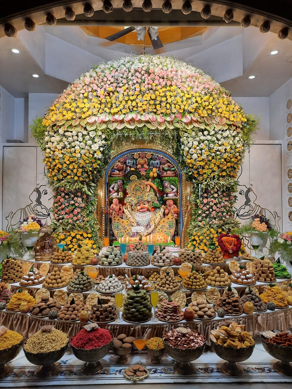 બોટાદના સુપ્રસિદ્ધ યાત્રાધામ સાળંગપુરના શ્રી કષ્ટભંજનદેવ હનુમાનજી મંદિરમાં આજે હનુમાનજી મહારાજના 172માં વાર્ષિક પાટોત્સવનું ભવ્ય આયોજન કરવામાં આવ્યું છે. બોટાદના સુપ્રસિદ્ધ યાત્રાધામ સાળંગપુરના શ્રી કષ્ટભંજનદેવ હનુમાનજી મંદિરમાં આજે હનુમાનજી મહારાજના 172માં વાર્ષિક પાટોત્સવનું ભવ્ય આયોજન કરવામાં આવ્યું છે.