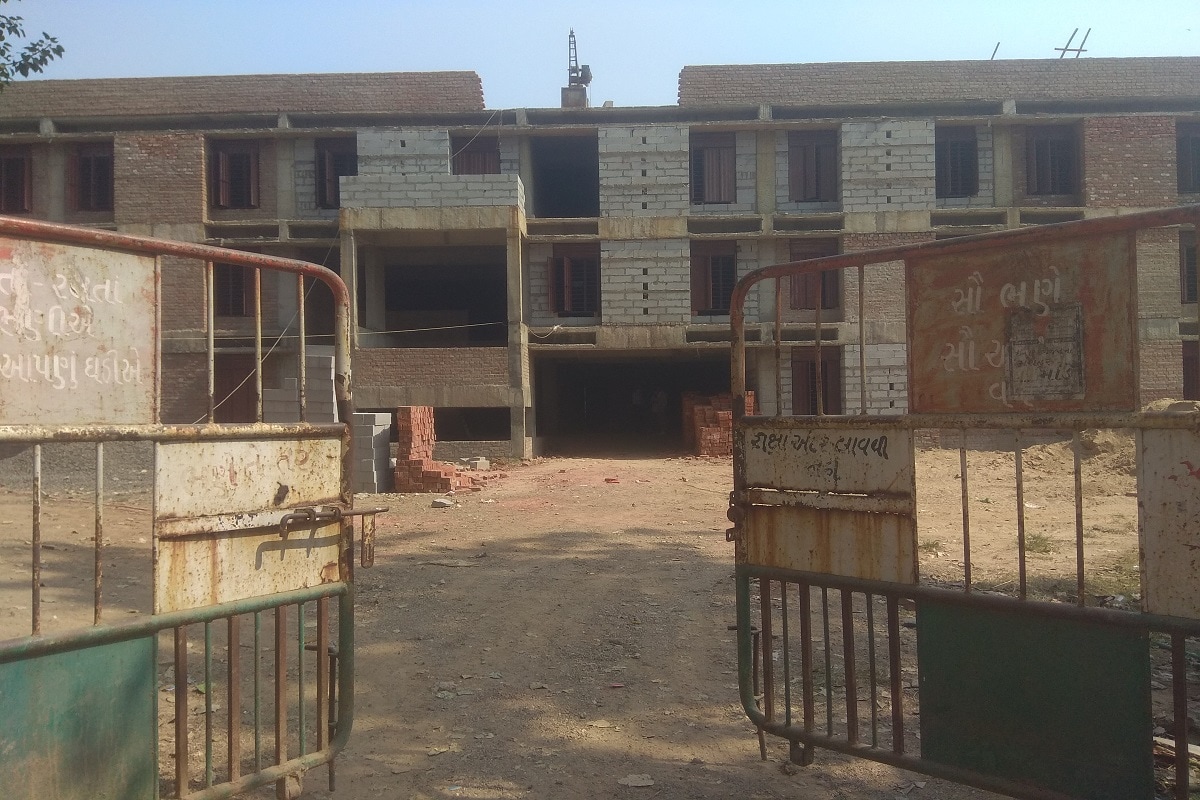 સંજય ટાંક, અમદાવાદ : શહેરમાં સરકારી શાળાઓને જર્જરિત બતાવી તેને રિપેરીંગના કારણોસર બંધ કરી દેવામાં આવી રહી હોવાનો આક્ષેપ ખુદ સ્કૂલ બોર્ડના સભ્ય લગાવતા ખળભળાટ મચ્યો છે. અમદાવાદ નગર પ્રાથમિક શિક્ષણ સંચાલિત 8 જેટલી શાળાઓ વિવિધ કારણોસર બંધ કરાયાનો આરોપ લગાવી સ્કૂલ બોર્ડના સભ્ય ઈલિયાસ કુરેશીએ મ્યુનિસિપલ કમિશનરને પત્ર લખ્યો છે. એટલું જ નહીં જે શાળાને રિપેરીંગની જરૂર નથી તેવી શાળાઓને જર્જરિત બતાવી રિકન્સ્ટ્રક્શનના નામે કોન્ટ્રાક્ટર સાથે મિલીભગતથી કૌભાંડ ચાલતું હોવાનો આક્ષેપ પણ કરવામાં આવ્યો છે. સંજય ટાંક, અમદાવાદ : શહેરમાં સરકારી શાળાઓને જર્જરિત બતાવી તેને રિપેરીંગના કારણોસર બંધ કરી દેવામાં આવી રહી હોવાનો આક્ષેપ ખુદ સ્કૂલ બોર્ડના સભ્ય લગાવતા ખળભળાટ મચ્યો છે. અમદાવાદ નગર પ્રાથમિક શિક્ષણ સંચાલિત 8 જેટલી શાળાઓ વિવિધ કારણોસર બંધ કરાયાનો આરોપ લગાવી સ્કૂલ બોર્ડના સભ્ય ઈલિયાસ કુરેશીએ મ્યુનિસિપલ કમિશનરને પત્ર લખ્યો છે. એટલું જ નહીં જે શાળાને રિપેરીંગની જરૂર નથી તેવી શાળાઓને જર્જરિત બતાવી રિકન્સ્ટ્રક્શનના નામે કોન્ટ્રાક્ટર સાથે મિલીભગતથી કૌભાંડ ચાલતું હોવાનો આક્ષેપ પણ કરવામાં આવ્યો છે.