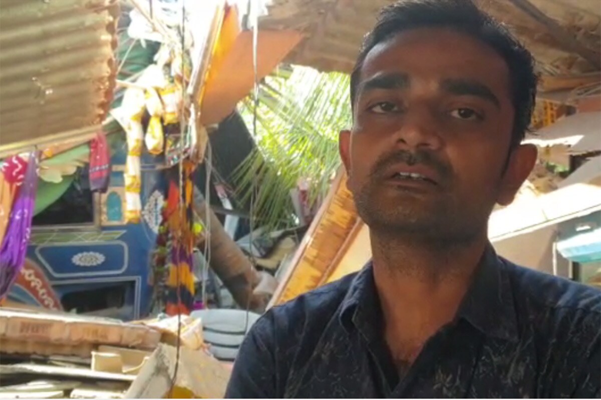 આ મામલે દુકાન માલિક મુનાફભાઈ જણાવ્યું હતું કે, "અમે રાત્રે ત્રણ લોકો બેઠા હતા ત્યારે હાઇવે પરથી અચાનક પૂર ઝડપે ટ્રક આવ્યો હતો અને સીધો જ દુકાનમાં ઘૂસી ગયો હતો. બનાવને પગલે અમે નીચે દબાયા હતા પરંતુ કોઈને ઈજા પહોંચી નથી. આ બનાવમાં મારી દુકાનનો બુકડો બોલી ગયો છે." આ મામલે દુકાન માલિક મુનાફભાઈ જણાવ્યું હતું કે, "અમે રાત્રે ત્રણ લોકો બેઠા હતા ત્યારે હાઇવે પરથી અચાનક પૂર ઝડપે ટ્રક આવ્યો હતો અને સીધો જ દુકાનમાં ઘૂસી ગયો હતો. બનાવને પગલે અમે નીચે દબાયા હતા પરંતુ કોઈને ઈજા પહોંચી નથી. આ બનાવમાં મારી દુકાનનો બુકડો બોલી ગયો છે."