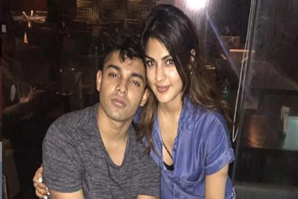 મુંબઇ: એક્ટર સુશાંત સિંહ રાજપૂત (Sushant Singh Rajput)નાં મોત સાથે જોડાયેલાં ડ્રગ્સ મામલામાં ધરપકડ થયેલાં શોવિક ચક્રવર્તી (Showik Chakraborty)ને સુપ્રીમ કોર્ટનાં એક હાલિયા આદેશનાં હવાલો આપતાં ફરી એક વખત જામીન માટે અરજી દાખલ કરી છે. એક્ટ્રેસ રિયા ચક્રવર્તીનાં ભાઇ શોવિકની સ્પટેમ્બરમાં નાર્કોટિક્સ કંટ્રોલ બ્યુરો (NCB)એ ધરપકડ કરી હતી. જે બાદથી શોવિક જામીન પર બહાર આવવાનો પ્રયાસ કરી રહ્યો છે આ તેનો ત્રીજો પ્રયાસ છે. મુંબઇ: એક્ટર સુશાંત સિંહ રાજપૂત (Sushant Singh Rajput)નાં મોત સાથે જોડાયેલાં ડ્રગ્સ મામલામાં ધરપકડ થયેલાં શોવિક ચક્રવર્તી (Showik Chakraborty)ને સુપ્રીમ કોર્ટનાં એક હાલિયા આદેશનાં હવાલો આપતાં ફરી એક વખત જામીન માટે અરજી દાખલ કરી છે. એક્ટ્રેસ રિયા ચક્રવર્તીનાં ભાઇ શોવિકની સ્પટેમ્બરમાં નાર્કોટિક્સ કંટ્રોલ બ્યુરો (NCB)એ ધરપકડ કરી હતી. જે બાદથી શોવિક જામીન પર બહાર આવવાનો પ્રયાસ કરી રહ્યો છે આ તેનો ત્રીજો પ્રયાસ છે.