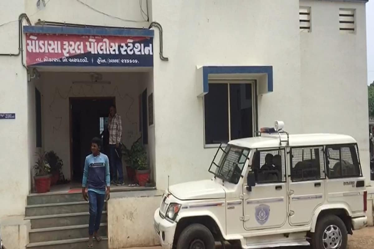 પુછપરછમાં આ શખ્સો આગ્રાથી નીકળ્યા હતા અને રાજકોટ તરફ જઈ રહ્યા હોવાનું જણાવ્યું હતું. પોલીસે તેમની કારની તલાસી લેતા અંદરથી કોથળામાં ભરેલો ચાંદીનો માતબર જથ્થો મળી આવ્યો હતો. 250 ગ્રામ જેટલી ચાંદી જોઈને પોલીસ પણ ચોંકી ઉઠી હતી. આખરે આ જથ્થો ક્યાંથી આવ્યો અને આ પ્રકારે કોને ડિલિવરી આપવા માટે લઈ જવાઈ રહ્યો હતો તેની તપાસ શરૂ કરવામાં આવી હતી. પુછપરછમાં આ શખ્સો આગ્રાથી નીકળ્યા હતા અને રાજકોટ તરફ જઈ રહ્યા હોવાનું જણાવ્યું હતું. પોલીસે તેમની કારની તલાસી લેતા અંદરથી કોથળામાં ભરેલો ચાંદીનો માતબર જથ્થો મળી આવ્યો હતો. 250 ગ્રામ જેટલી ચાંદી જોઈને પોલીસ પણ ચોંકી ઉઠી હતી. આખરે આ જથ્થો ક્યાંથી આવ્યો અને આ પ્રકારે કોને ડિલિવરી આપવા માટે લઈ જવાઈ રહ્યો હતો તેની તપાસ શરૂ કરવામાં આવી હતી.