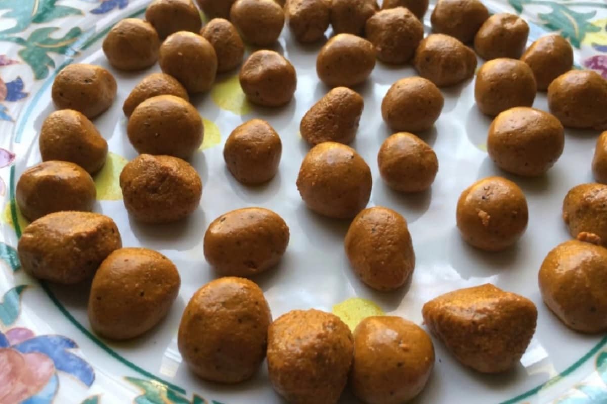 સૂંઠ અને ગંઠોળાની ગોળી- આવા સમયમાં જો સૂંઠ અને ગંઠોળાની ગોળીઓ બનાવી રાખવામાં આવે. ગોળ ઘી અને સૂંઠ અને ગંઠોળાની ગોળીઓ બનાવી તેનું દરરોજ સેવન કરવું. દરરોજ સવારે એક ગોળી ખાઇ લેવી. લખોટીની સાઇઝની ગોળી બનાવી. તેને દરરોજ ખાવાથી ઇમ્યૂનિટી વધે છે. સૂંઠ અને ગંઠોળાની ગોળી- આવા સમયમાં જો સૂંઠ અને ગંઠોળાની ગોળીઓ બનાવી રાખવામાં આવે. ગોળ ઘી અને સૂંઠ અને ગંઠોળાની ગોળીઓ બનાવી તેનું દરરોજ સેવન કરવું. દરરોજ સવારે એક ગોળી ખાઇ લેવી. લખોટીની સાઇઝની ગોળી બનાવી. તેને દરરોજ ખાવાથી ઇમ્યૂનિટી વધે છે.