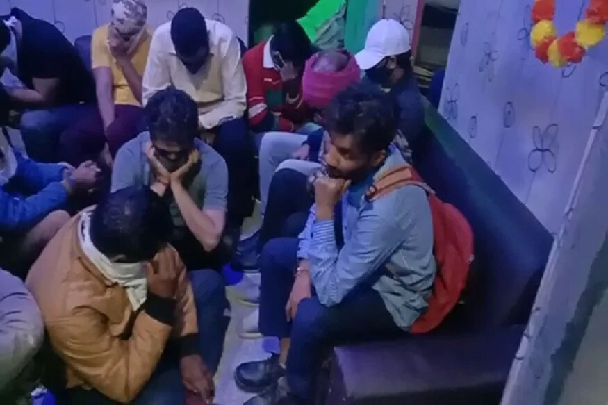 પોલીસ અધિકારીઓના જણાવ્યા મુજબ, પોલીસ ટીમ તેમની પૂછપરછ કરી રહી છે. મોટાભાગની યુવતીઓ દિલ્હીની રહેવાસી છે. યુવક ઉત્તર પ્રદેશ અને સોનીપતના છે. સાથોસાથ પોલીસની ટીમે આસપાસમાં પણ તપાસ કરી રહી છે. (PHOTOS: News18) પોલીસ અધિકારીઓના જણાવ્યા મુજબ, પોલીસ ટીમ તેમની પૂછપરછ કરી રહી છે. મોટાભાગની યુવતીઓ દિલ્હીની રહેવાસી છે. યુવક ઉત્તર પ્રદેશ અને સોનીપતના છે. સાથોસાથ પોલીસની ટીમે આસપાસમાં પણ તપાસ કરી રહી છે. (PHOTOS: News18)