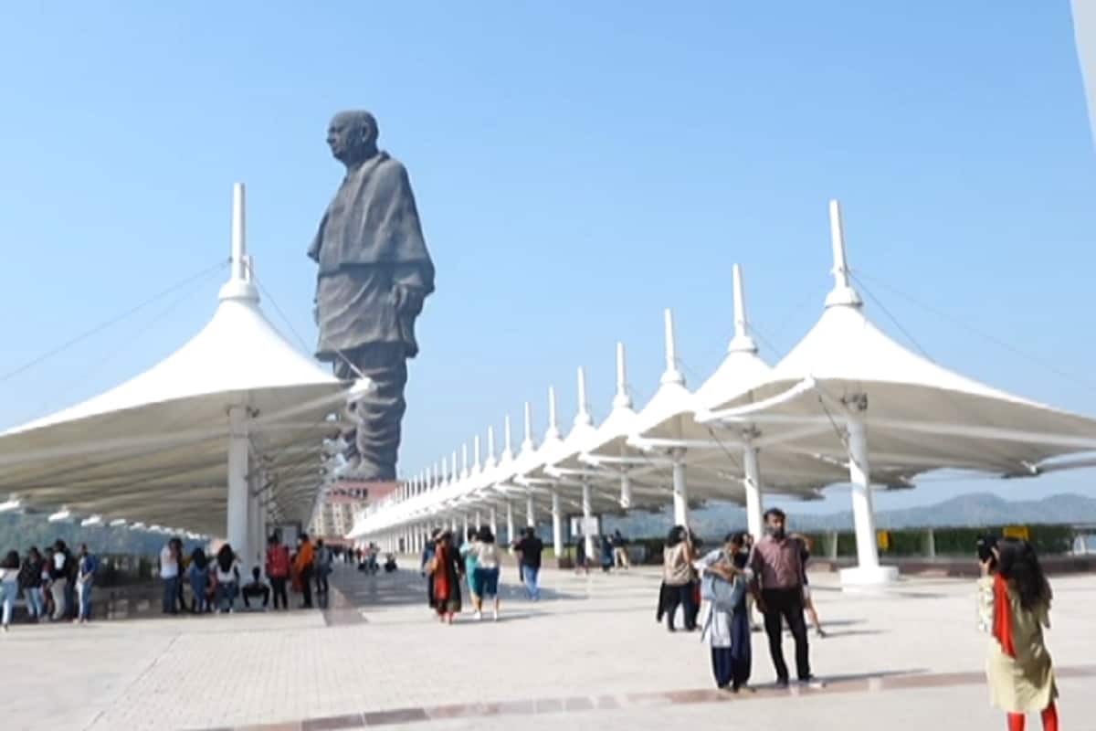 દિપક પટેલ, નર્મદાઃ નર્મદા જિલ્લાનું પ્રવાસન સ્થળ કેવડિયા (Tourist destination kevadia) દિવાળીની રજાઓમાં (Diwali holidays) હાઉસફુલ થઈ ગયું છે.ત્યારે તંત્ર દ્વારા કેવડિયા પ્રવાસન ધામ સોમવારે જે મેન્ટેનન્સ માટે બંધ રાખવામાં આવ્યું છે. એ આજે નવા વર્ષના ત્યોહાર ને લઈને સોમવારે મેન્ટન્સ નહીં કરી તમામ સ્થળો ખુલ્લા કરવામાં આવ્યા છે. મંગળવારના રોજ મેન્ટન્સ રાખવામાં આવશે એટલે સોમવારે કેવડિયાના તમામ સ્થળો ખુલ્લા રહેશે પરંતુ મંગળવારે બંધ રહેશે. નર્મદાના કેવડિયા પ્રવસન ધામ દિવાળીની રજાઓમાં ખાસ પ્રવસીઓનું આકર્ષણ જોવા મળી રહ્યું છે. દિપક પટેલ, નર્મદાઃ નર્મદા જિલ્લાનું પ્રવાસન સ્થળ કેવડિયા (Tourist destination kevadia) દિવાળીની રજાઓમાં (Diwali holidays) હાઉસફુલ થઈ ગયું છે.ત્યારે તંત્ર દ્વારા કેવડિયા પ્રવાસન ધામ સોમવારે જે મેન્ટેનન્સ માટે બંધ રાખવામાં આવ્યું છે. એ આજે નવા વર્ષના ત્યોહાર ને લઈને સોમવારે મેન્ટન્સ નહીં કરી તમામ સ્થળો ખુલ્લા કરવામાં આવ્યા છે. મંગળવારના રોજ મેન્ટન્સ રાખવામાં આવશે એટલે સોમવારે કેવડિયાના તમામ સ્થળો ખુલ્લા રહેશે પરંતુ મંગળવારે બંધ રહેશે. નર્મદાના કેવડિયા પ્રવસન ધામ દિવાળીની રજાઓમાં ખાસ પ્રવસીઓનું આકર્ષણ જોવા મળી રહ્યું છે.