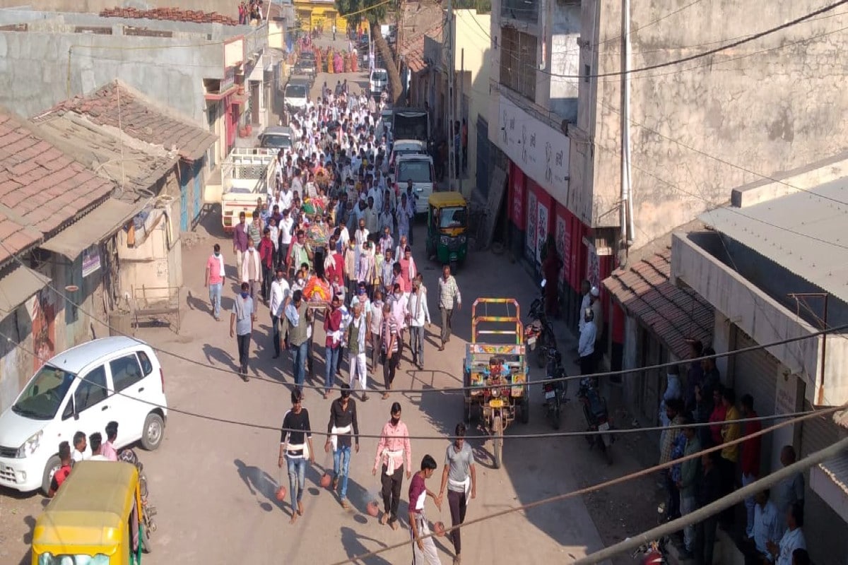 આ અકસ્માતમાં એક જ પરિવારનાં ચાર લોકોના મોત નીપજ્યા છે. જેમાં માતા લલિતાબેન બાબુભાઇ લખતરીયા ઉ.વર્ષ આશરે 65 વર્ષ, પુત્ર નવીનભાઈ બાબુભાઇ લખતરીયા ઉ.વર્ષ આશરે 45 વર્ષ, પુત્રવધુ વર્ષાબેન નવીનભાઈ ઉ.વર્ષ આશરે 40, પૌત્રી જાનવીબેન નવીનભાઈ ઉ.વર્ષ આશરે 18 વર્ષ હોવાનું જાણવા મળ્યું છે. ત્યારે ઘાયલ થનાર કાર ચલાવનારને સુરેન્દ્રનગર ટી.બી હોસ્પિટલમાં લઇ જવાયો હતો. તે લલિતાબેનનો પૌત્ર રવિભાઈ નવીનભાઈ લખતરીયા ઉ.વર્ષ આશરે 23 વર્ષ હોવાનું જાણવા મળ્યું હતું. આ અકસ્માતમાં એક જ પરિવારનાં ચાર લોકોના મોત નીપજ્યા છે. જેમાં માતા લલિતાબેન બાબુભાઇ લખતરીયા ઉ.વર્ષ આશરે 65 વર્ષ, પુત્ર નવીનભાઈ બાબુભાઇ લખતરીયા ઉ.વર્ષ આશરે 45 વર્ષ, પુત્રવધુ વર્ષાબેન નવીનભાઈ ઉ.વર્ષ આશરે 40, પૌત્રી જાનવીબેન નવીનભાઈ ઉ.વર્ષ આશરે 18 વર્ષ હોવાનું જાણવા મળ્યું છે. ત્યારે ઘાયલ થનાર કાર ચલાવનારને સુરેન્દ્રનગર ટી.બી હોસ્પિટલમાં લઇ જવાયો હતો. તે લલિતાબેનનો પૌત્ર રવિભાઈ નવીનભાઈ લખતરીયા ઉ.વર્ષ આશરે 23 વર્ષ હોવાનું જાણવા મળ્યું હતું.
