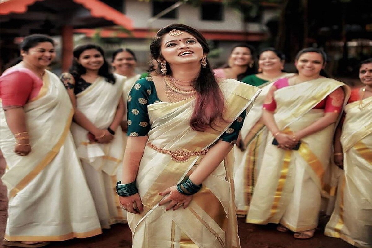 ધર્મ ભક્તિ ડેસ્ક: ઘણી સ્ત્રીઓ એવી હોય છે જે લગ્ન પછી તેનાં પતિ માટે સૌભાગ્ય લઇને આવે છે. જ્યારે અમૂક સ્ત્રીઓ તેનાં પતિ અને પરિવારમાં મુશ્કેલીઓ લઇને આવે છે. ત્યારે કહેવાય છે કે ત્રણ પ્રકારનાં ગૂણવાળી સ્ત્રીઓ પતિ અને તેનાં પરિવાર માટે સૌભાગ્ય લઇને આવે છે તેની ઉપર કરી લો એક નજર ધર્મ ભક્તિ ડેસ્ક: ઘણી સ્ત્રીઓ એવી હોય છે જે લગ્ન પછી તેનાં પતિ માટે સૌભાગ્ય લઇને આવે છે. જ્યારે અમૂક સ્ત્રીઓ તેનાં પતિ અને પરિવારમાં મુશ્કેલીઓ લઇને આવે છે. ત્યારે કહેવાય છે કે ત્રણ પ્રકારનાં ગૂણવાળી સ્ત્રીઓ પતિ અને તેનાં પરિવાર માટે સૌભાગ્ય લઇને આવે છે તેની ઉપર કરી લો એક નજર