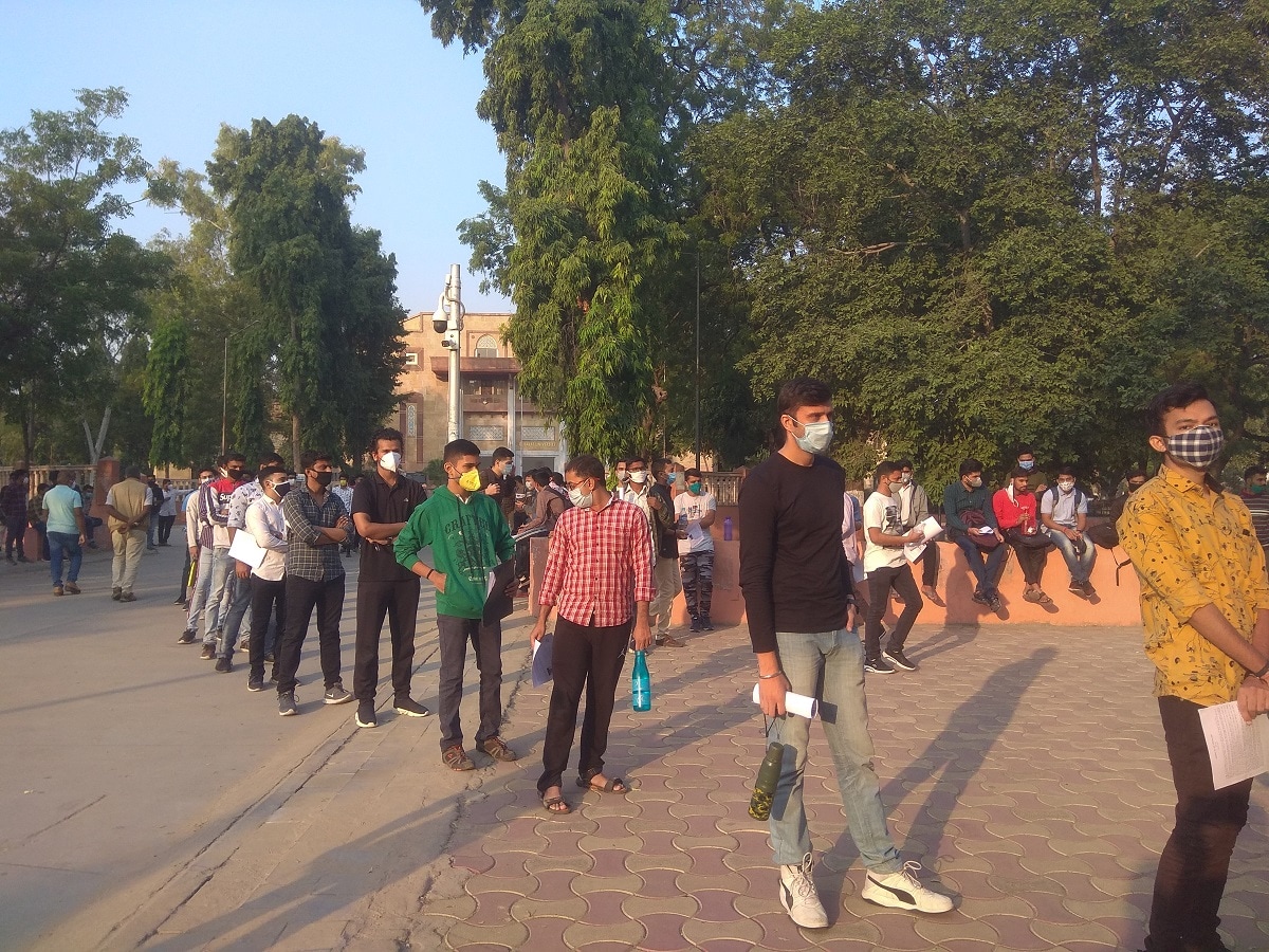 મહત્વનું છે કે, UPSC દ્વારા લેવાઈ રહેલી આ પરીક્ષા દેશભરમાંથી 8 લાખ યુવાનો આપી રહ્યા છે. ડિફેન્સના આર્મી, નેવી અને એરફોર્સમાં લેફ્ટ કક્ષાના ઓફિસરના પદ માટે પરીક્ષા લેવાય છે. ઓફિસર કક્ષાના પદ માટે પરીક્ષા મારફતે સીધી ભરતી થાય છે. આ પરીક્ષામાં પણ મોબાઈલ પર પ્રતિબંધ માટે આ જામરનો ઉપયોગ કરવામાં આવી રહ્યો છે. મહત્વનું છે કે, UPSC દ્વારા લેવાઈ રહેલી આ પરીક્ષા દેશભરમાંથી 8 લાખ યુવાનો આપી રહ્યા છે. ડિફેન્સના આર્મી, નેવી અને એરફોર્સમાં લેફ્ટ કક્ષાના ઓફિસરના પદ માટે પરીક્ષા લેવાય છે. ઓફિસર કક્ષાના પદ માટે પરીક્ષા મારફતે સીધી ભરતી થાય છે. આ પરીક્ષામાં પણ મોબાઈલ પર પ્રતિબંધ માટે આ જામરનો ઉપયોગ કરવામાં આવી રહ્યો છે.