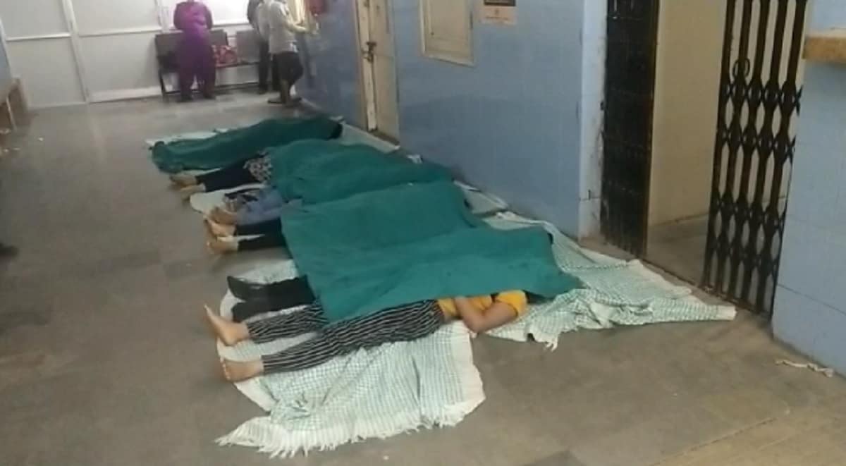 વડોદરા નેશનલ હાઇવે (Vadodara national Highway) ઉપર ગમખ્વાર અકસ્માત (Accident) સર્જાયો છે. સુરતથી પાવાગઢ (Surat to Pavagadh) જતા આઇસર ટેમ્પો અને ડમ્પર વચ્ચે (Accident between Tempo and dumper) અકસ્માત થતા 11 લોકોનાં મોત નીપજ્યા છે. જ્યારે 17 લોકો ઇજાગ્રસ્ત થયા છે. કપુરાઈથી અમદાવાદ તરફ જતા વાઘોડિયા ચોકડી બ્રિજ પર વહેલી સવારે 3 વાગે ડમ્પર અને આઇસર ટેમ્પો વચ્ચે અકસ્માત થયો હતો. આ તમામ લોકો પાવાગઢ દર્શન (Pavagadh Darshan) માટે જઇ રહ્યાં હતાં. હાલ મળતી માહિતી પ્રમાણે, દર્ઘટનામાં 17 યાત્રીઓ ગંભીર રીતે ઘાયલ છે જયારે 11 યાત્રીઓના કરૂણ મોત નીપજ્યા છે. જેમાં 2 બાળક , 5 મહિલા સહિત 11 લોકોનાં મોત નીપજ્યા છે. વડોદરા નેશનલ હાઇવે (Vadodara national Highway) ઉપર ગમખ્વાર અકસ્માત (Accident) સર્જાયો છે. સુરતથી પાવાગઢ (Surat to Pavagadh) જતા આઇસર ટેમ્પો અને ડમ્પર વચ્ચે (Accident between Tempo and dumper) અકસ્માત થતા 11 લોકોનાં મોત નીપજ્યા છે. જ્યારે 17 લોકો ઇજાગ્રસ્ત થયા છે. કપુરાઈથી અમદાવાદ તરફ જતા વાઘોડિયા ચોકડી બ્રિજ પર વહેલી સવારે 3 વાગે ડમ્પર અને આઇસર ટેમ્પો વચ્ચે અકસ્માત થયો હતો. આ તમામ લોકો પાવાગઢ દર્શન (Pavagadh Darshan) માટે જઇ રહ્યાં હતાં. હાલ મળતી માહિતી પ્રમાણે, દર્ઘટનામાં 17 યાત્રીઓ ગંભીર રીતે ઘાયલ છે જયારે 11 યાત્રીઓના કરૂણ મોત નીપજ્યા છે. જેમાં 2 બાળક , 5 મહિલા સહિત 11 લોકોનાં મોત નીપજ્યા છે.