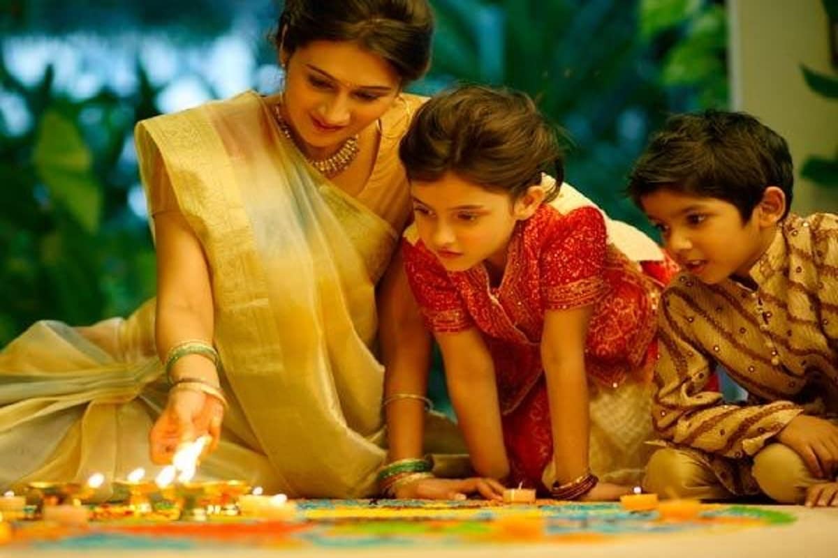 આ ઉપરાંત તો તમે તમારા બાળકો સાથે ઘરે જ દિવડા બનાવાનું વિચારો છો તો બજારમાં દિવડા બનાવવા માટી મળે છે. જેમાંથી દિવડાનો સરસ શેપ આપીને તમે તેને એક્રેલિક રંગ અને ગ્લિટરથી સજાવી શકો છો. આ ઉપરાંત જો તમને માટે ના મળે તો તમે ઘઉંના લોટમાંથી પણ દિવડા બનાવી શકો છો. અને આ રીતે ઘરમાં ઉપયોગમાં આપતી વસ્તુઓથી DIY કરીને ઓછા ખર્ચે આ દિવાળીમાં તમે તમારા ઘરને સુશોભિત કરી શકો છો. Disclaimer : ઉપરોક્ત જાણકારી સર્વસામાન્ય માહિતી પર આધારિત છે. ન્યૂઝ 18 ગુજરાતી તેની પુષ્ટી નથી કરતો. ઉપયોગમાં લેતા પહેલા જાણકારની સલાહ લેવી જરૂરી છે. આ ઉપરાંત તો તમે તમારા બાળકો સાથે ઘરે જ દિવડા બનાવાનું વિચારો છો તો બજારમાં દિવડા બનાવવા માટી મળે છે. જેમાંથી દિવડાનો સરસ શેપ આપીને તમે તેને એક્રેલિક રંગ અને ગ્લિટરથી સજાવી શકો છો. આ ઉપરાંત જો તમને માટે ના મળે તો તમે ઘઉંના લોટમાંથી પણ દિવડા બનાવી શકો છો. અને આ રીતે ઘરમાં ઉપયોગમાં આપતી વસ્તુઓથી DIY કરીને ઓછા ખર્ચે આ દિવાળીમાં તમે તમારા ઘરને સુશોભિત કરી શકો છો. Disclaimer : ઉપરોક્ત જાણકારી સર્વસામાન્ય માહિતી પર આધારિત છે. ન્યૂઝ 18 ગુજરાતી તેની પુષ્ટી નથી કરતો. ઉપયોગમાં લેતા પહેલા જાણકારની સલાહ લેવી જરૂરી છે.