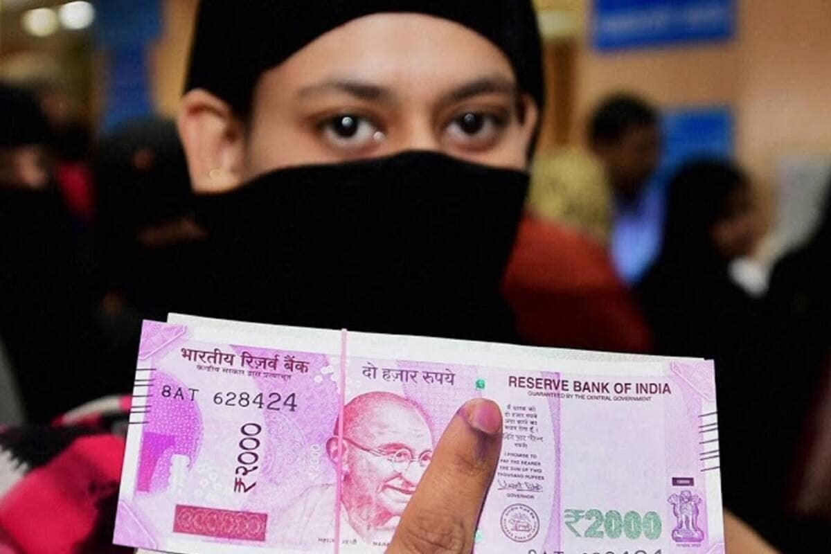 ઇક્વિટસ સ્મોલ ફાઇનાન્સ બેંકે (Equitas Small Finance Bank) મહિલાઓ માટે એક ખાસ સેવિંગ અકાઉન્ટ શરૂ કર્યું છે, જેનું નામ Eva છે. આ બચત ખાતા પર 7%ના દરે વ્યાજ મળશે. આ સાથે મહિલાઓને વિના મૂલ્યે આરોગ્ય તપાસણી, મહિલા ડોકટરો, ગાયનેકોલોજિસ્ટ્સ અને માનસિક આરોગ્ય નિષ્ણાતો સાથે અમર્યાદિત ટેલિકન્સલ્ટેશનની પણ સુવિધા મળશે. બેંકનાં એક નિવેદનમાં કહેવામાં આવ્યું છે કે. ખાતું તમામ મહિલાઓને આપવામાં આવશે, જેમા સેલરીડ / હોમ મેકર્સ / બિઝનેસ વુમન/ વરિષ્ઠ નાગરિકો / ટ્રાંસવુમન અને બિનનિવાસી મહિલાઓ સહિતની તમામ મહિલાઓને આ સુવિધા મળશે. ઇક્વિટસ સ્મોલ ફાઇનાન્સ બેંકે (Equitas Small Finance Bank) મહિલાઓ માટે એક ખાસ સેવિંગ અકાઉન્ટ શરૂ કર્યું છે, જેનું નામ Eva છે. આ બચત ખાતા પર 7%ના દરે વ્યાજ મળશે. આ સાથે મહિલાઓને વિના મૂલ્યે આરોગ્ય તપાસણી, મહિલા ડોકટરો, ગાયનેકોલોજિસ્ટ્સ અને માનસિક આરોગ્ય નિષ્ણાતો સાથે અમર્યાદિત ટેલિકન્સલ્ટેશનની પણ સુવિધા મળશે. બેંકનાં એક નિવેદનમાં કહેવામાં આવ્યું છે કે. ખાતું તમામ મહિલાઓને આપવામાં આવશે, જેમા સેલરીડ / હોમ મેકર્સ / બિઝનેસ વુમન/ વરિષ્ઠ નાગરિકો / ટ્રાંસવુમન અને બિનનિવાસી મહિલાઓ સહિતની તમામ મહિલાઓને આ સુવિધા મળશે.