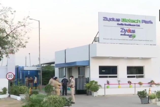 ઝાયડસ હાલ કોરોનાની રસી તૈયાર કરી રહ્યું છે. આ રસી ઝાયકોવિ-ડી (ZyCoV-D) તરીકે ઓળખાશે. ઝાયડસની આ રસી અન્ય રસી કરતાં અલગ છે. ઝાયકોવિ-ડી પ્લાસ્મીડ ડીએનએ આધારિત રસી છે. હાલ આ રસીનું બીજા તબક્કાનું પરીક્ષણ ચાલી રહ્યું હોવાની માહિતી મળી છે. પીએમ મોદીની પુના અને અમદાવાદની મુલાકાતને કોરોના રસીના ઇમરજન્સી ઉપયોગને છૂટ આપવા સાથે જોડીને જોવામાં આવી રહી છે. વિશ્વના અન્ય દેશોમાં કોરોના રસીના ઇમરજન્સી ઉપયોગની છૂટ આપવામાં આવી રહી છે ત્યારે ભારત પણ કોઈ મોટો નિર્ણય લઈ શકે છે. ઝાયડસ હાલ કોરોનાની રસી તૈયાર કરી રહ્યું છે. આ રસી ઝાયકોવિ-ડી (ZyCoV-D) તરીકે ઓળખાશે. ઝાયડસની આ રસી અન્ય રસી કરતાં અલગ છે. ઝાયકોવિ-ડી પ્લાસ્મીડ ડીએનએ આધારિત રસી છે. હાલ આ રસીનું બીજા તબક્કાનું પરીક્ષણ ચાલી રહ્યું હોવાની માહિતી મળી છે. પીએમ મોદીની પુના અને અમદાવાદની મુલાકાતને કોરોના રસીના ઇમરજન્સી ઉપયોગને છૂટ આપવા સાથે જોડીને જોવામાં આવી રહી છે. વિશ્વના અન્ય દેશોમાં કોરોના રસીના ઇમરજન્સી ઉપયોગની છૂટ આપવામાં આવી રહી છે ત્યારે ભારત પણ કોઈ મોટો નિર્ણય લઈ શકે છે.