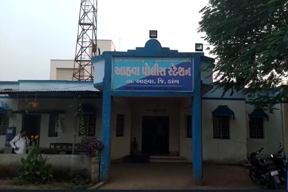 આહવા પોલીસ મથકેથી મળતી માહિતી મુજબ, ડાંગ જિલ્લાનાં વહીવટી મથક આહવામાં ડાંગ સેવા મંડળની બાજુમાં પ્રવીણસિંહ ગેસુસિંહ રાજપુરોહિતની શિવશક્તિ મોબાઈલની દુકાન આવેલી છે. શિવશક્તિ મોબાઇલની દુકાનની દિવસ દરમિયાન રેકી કરી હોય બાદમાં સાંજના સુમારે આ મોબાઈલની દુકાન બંધ કરી ઘરે જતા રહયા હતા. શનિવારે સવારે આ મોબાઈલની દુકાનની બાજુમાં ચાની રેકડીવાળાએ મોબાઈલની દુકાનનાં માલિકને ફોન કરી જણાવેલ કે તમારા દુકાનનું શટર ઊચું દેખાઈ રહયુ છે. બાદમા તરત જ મોબાઈલની દુકાન ખોલી અંદર ફર્નિચરમાં મુકેલી મોબાઈલની તપાસ હાથ ધરતા મોબાઈલ ચોરી થઇ હોવાનું જણાયું હતું. આહવા પોલીસ મથકેથી મળતી માહિતી મુજબ, ડાંગ જિલ્લાનાં વહીવટી મથક આહવામાં ડાંગ સેવા મંડળની બાજુમાં પ્રવીણસિંહ ગેસુસિંહ રાજપુરોહિતની શિવશક્તિ મોબાઈલની દુકાન આવેલી છે. શિવશક્તિ મોબાઇલની દુકાનની દિવસ દરમિયાન રેકી કરી હોય બાદમાં સાંજના સુમારે આ મોબાઈલની દુકાન બંધ કરી ઘરે જતા રહયા હતા. શનિવારે સવારે આ મોબાઈલની દુકાનની બાજુમાં ચાની રેકડીવાળાએ મોબાઈલની દુકાનનાં માલિકને ફોન કરી જણાવેલ કે તમારા દુકાનનું શટર ઊચું દેખાઈ રહયુ છે. બાદમા તરત જ મોબાઈલની દુકાન ખોલી અંદર ફર્નિચરમાં મુકેલી મોબાઈલની તપાસ હાથ ધરતા મોબાઈલ ચોરી થઇ હોવાનું જણાયું હતું.